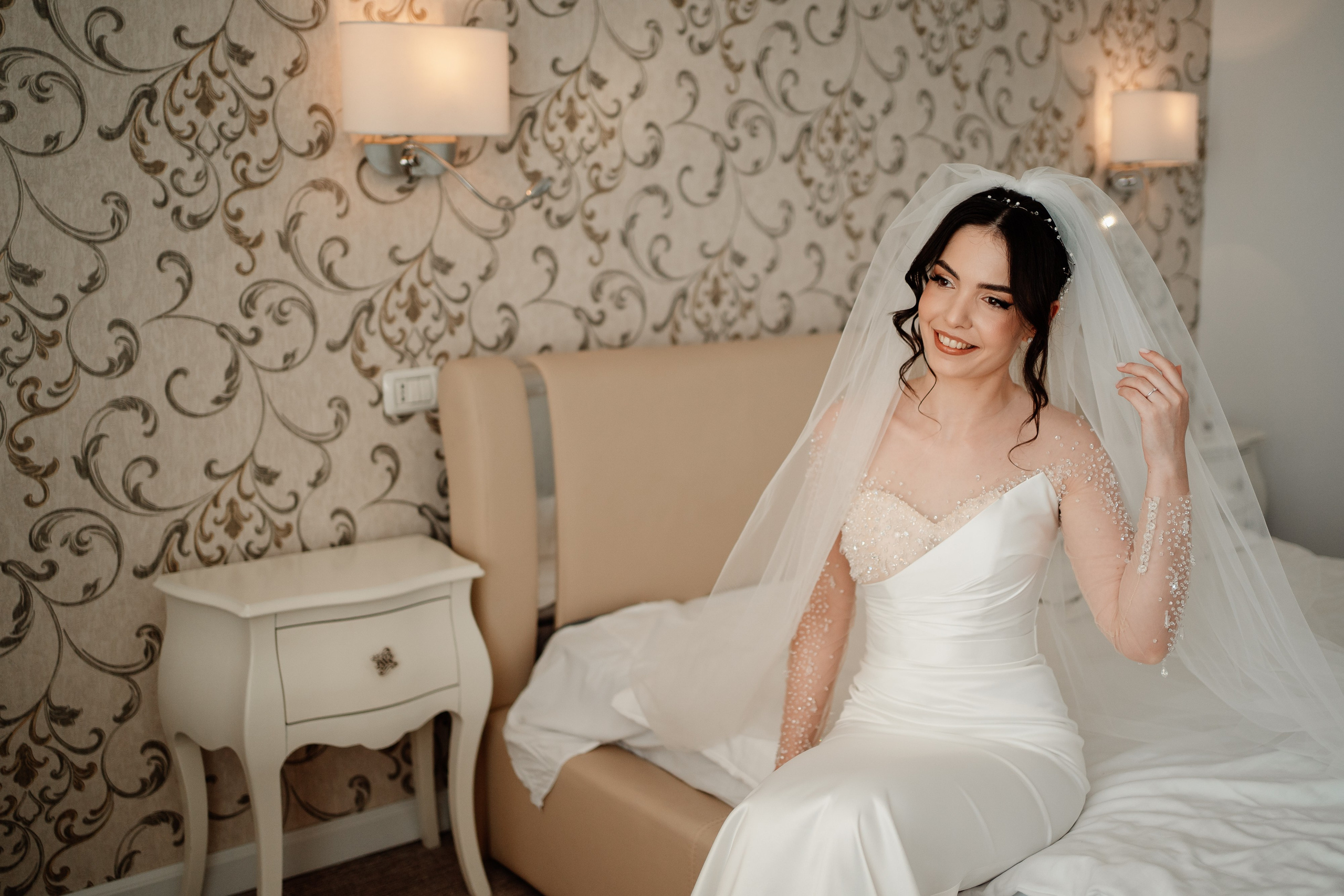 Moment emoționant între miri în ziua nunții, surprins într-un cadru natural și romantic, la Drobeta Turnu Severin. Fotografie de nuntă profesională, editată artistic pentru a evidenția emoția și eleganța evenimentului.