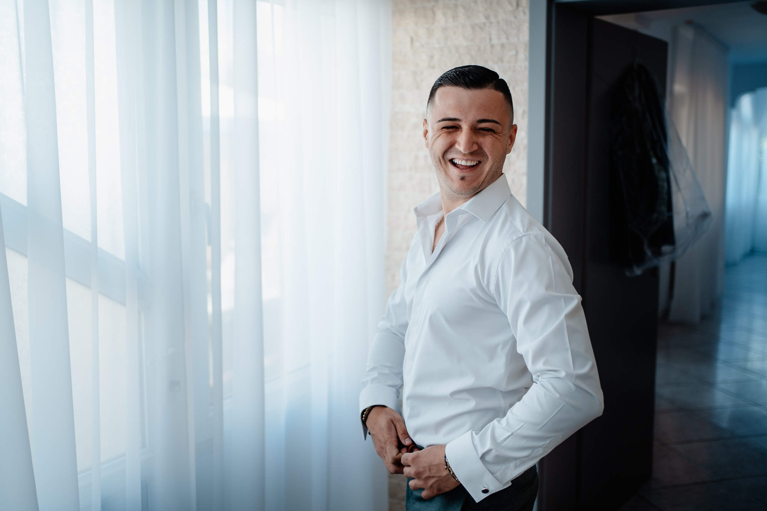 Moment emoționant între miri în ziua nunții, surprins într-un cadru natural și romantic, la Bolintin-Vale. Fotografie de nuntă profesională, editată artistic pentru a evidenția emoția și eleganța evenimentului.