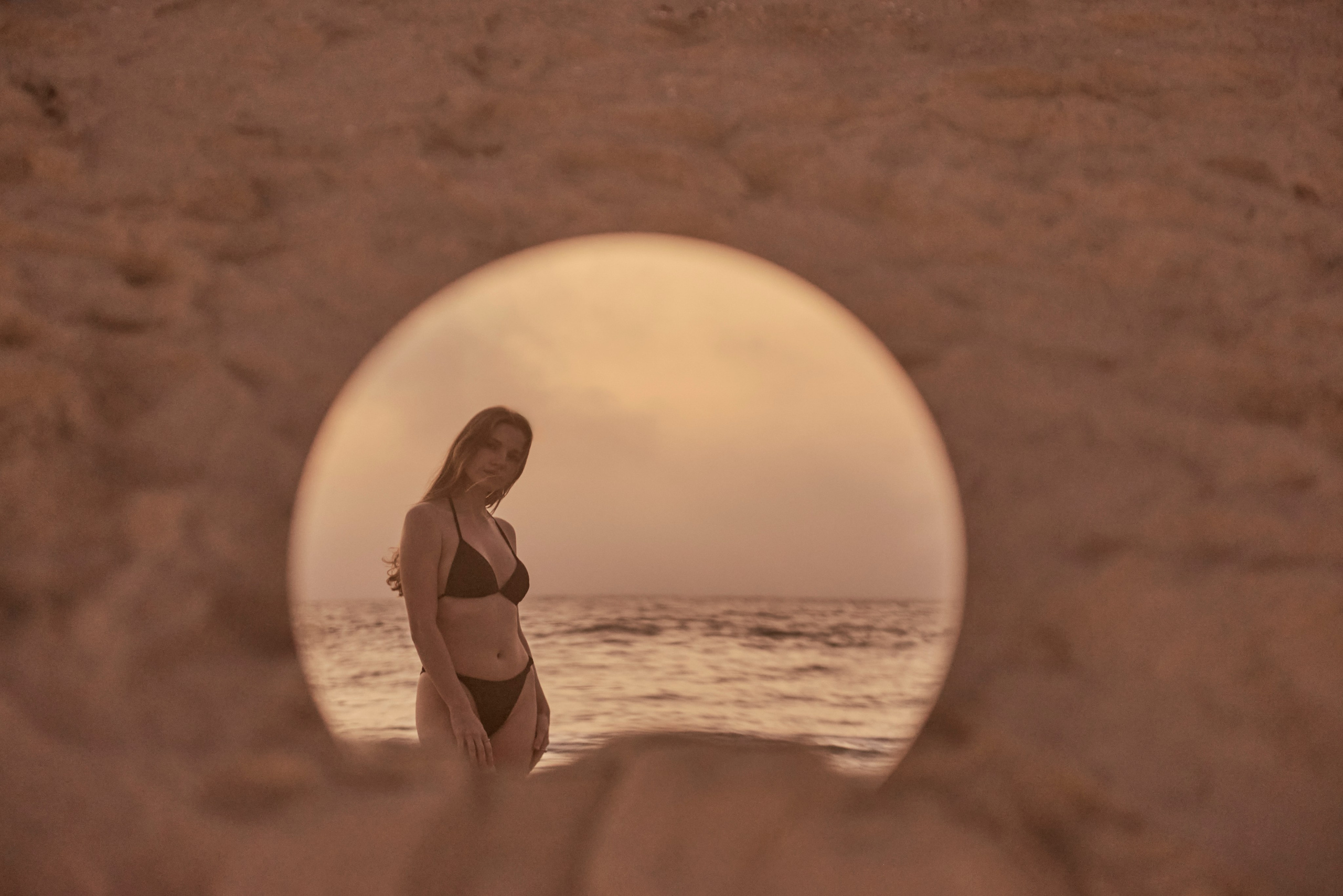 Santa Monica Beach: unique style and beauty of the model at sunset