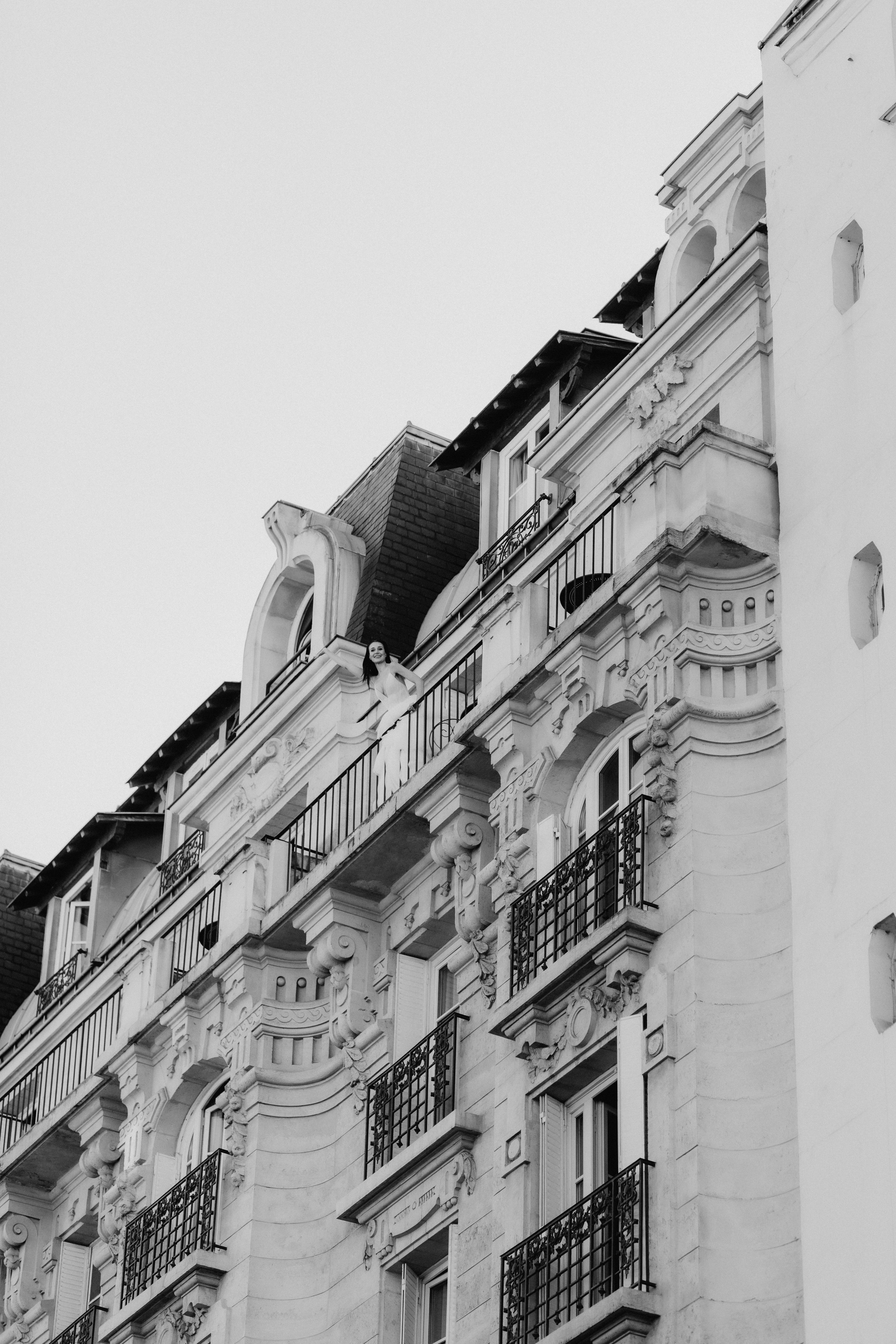 Suzi & Alex | Paris Wedding with a Vintage Car. Paris Wedding Photographer