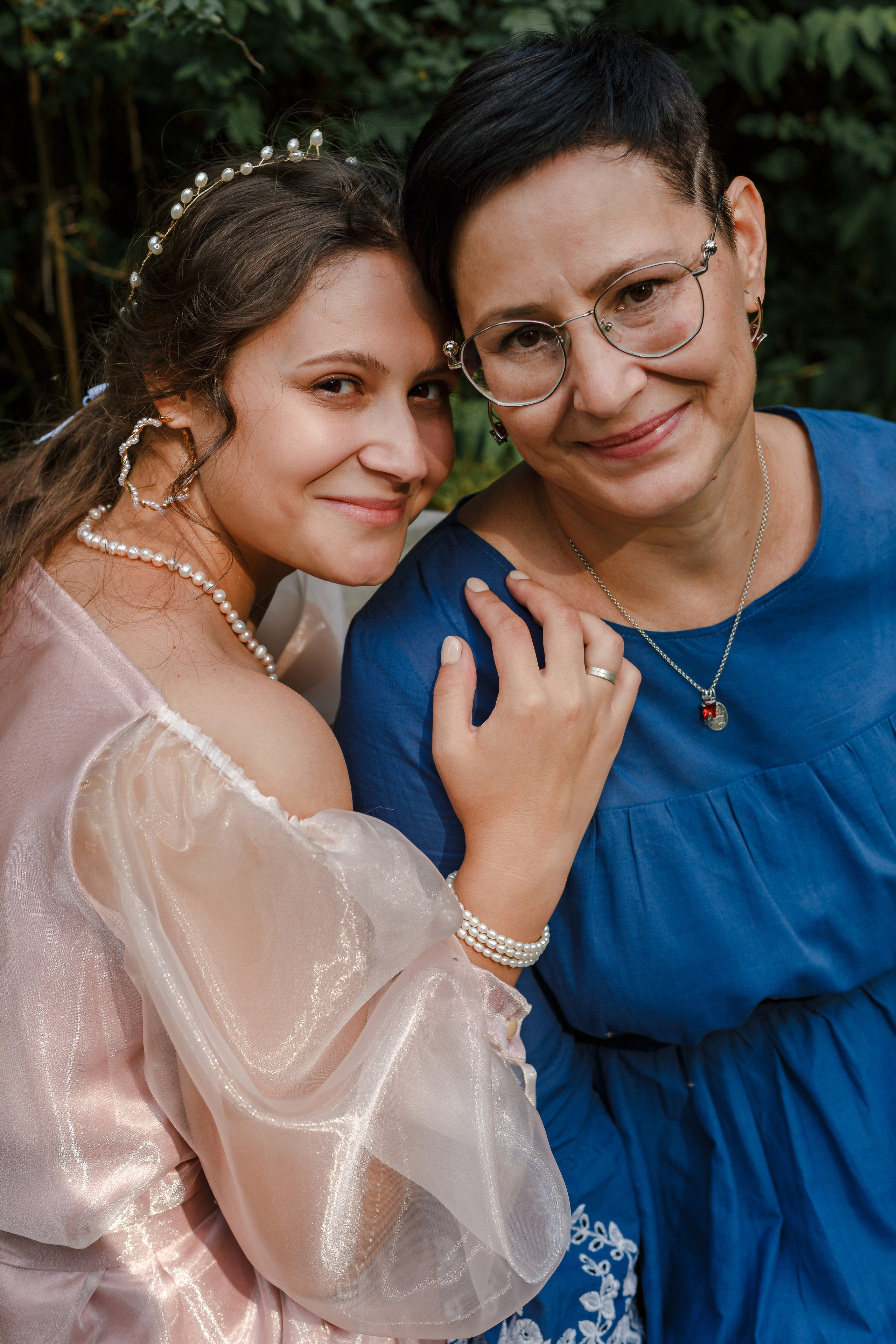 La novia y el novio en el fondo de un picnic de boda. Fotógrafo de retrato, familia y reportajes en Valencia | España | Europa Vitalii Lumier