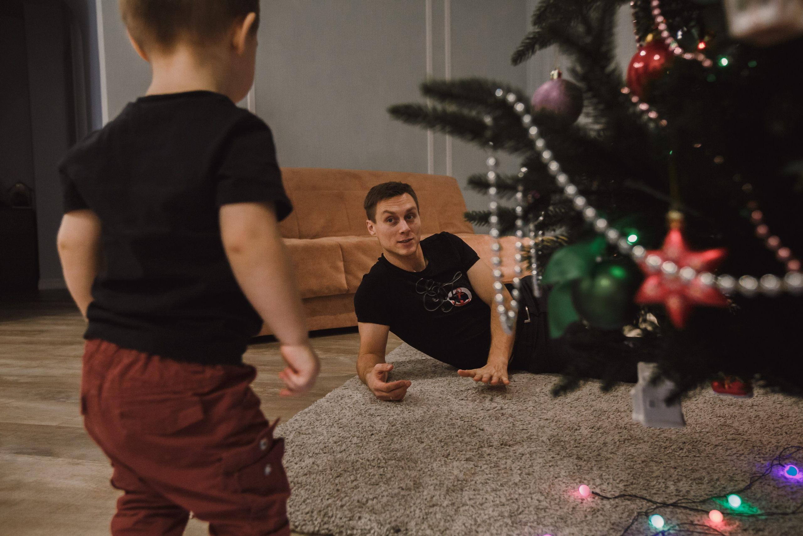 Padres con niños preparando galletas en casa. Fotógrafo de retrato, familia y reportajes en Valencia | España | Europa Vitalii Lumier