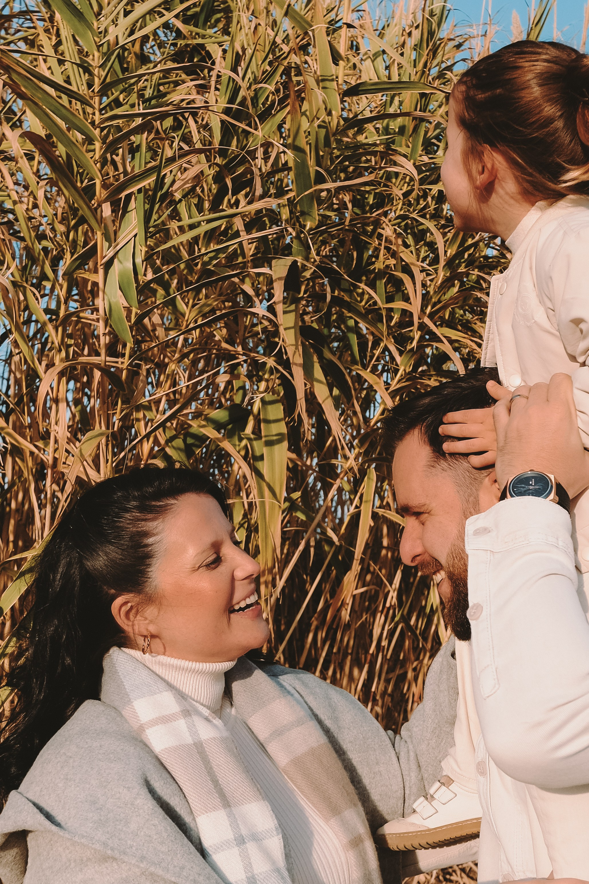 Sesión familiar embarazo. Fotografía profesional en Calafell - Elena Medvedeva