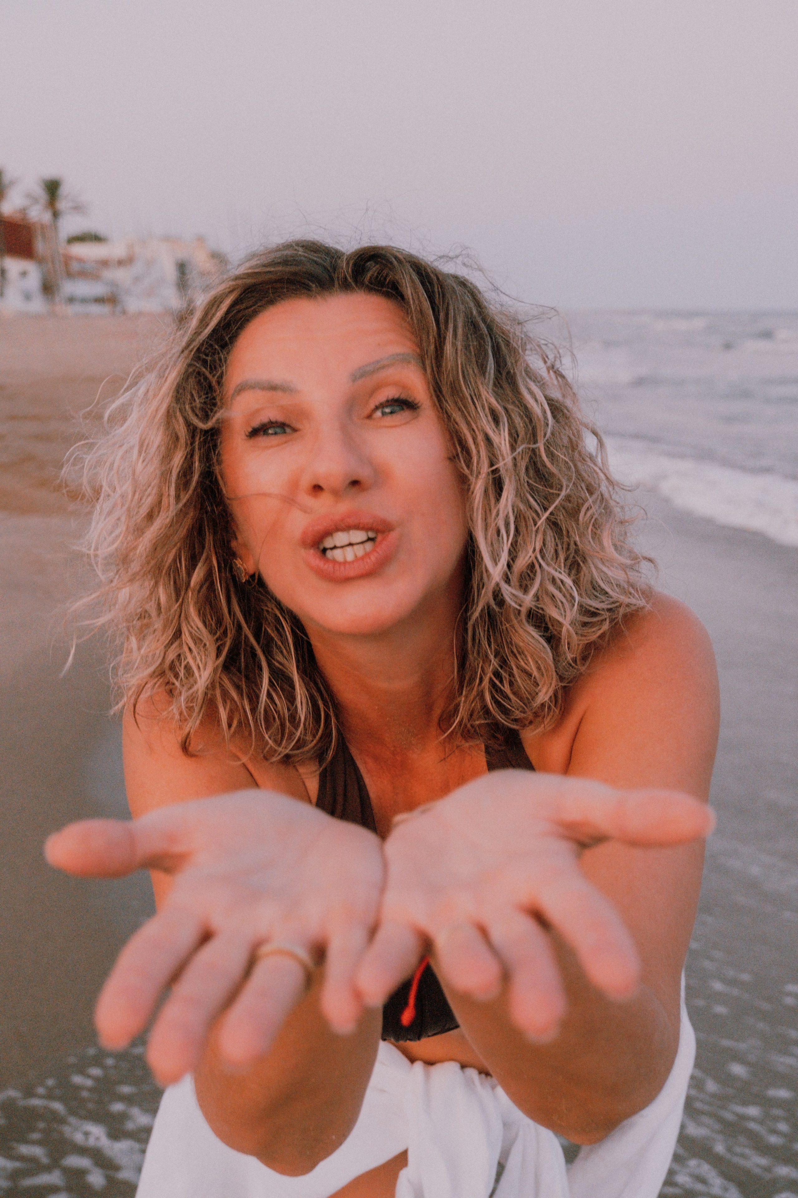 Sesión de amigas en la playa. Fotografía profesional en Calafell - Elena Medvedeva