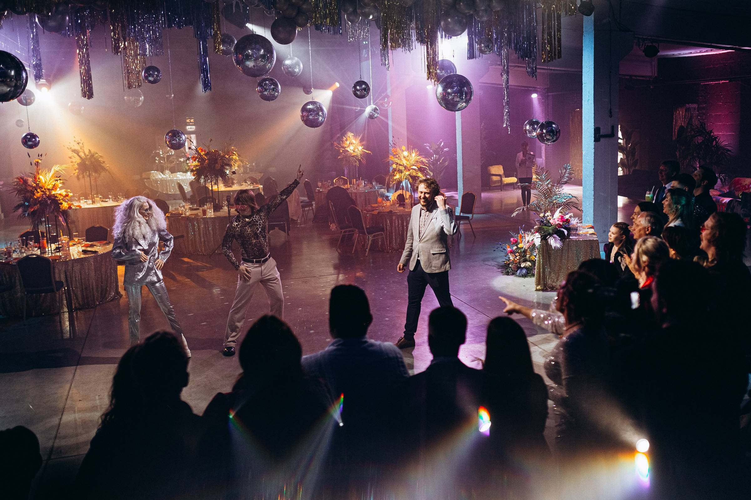 KĀZAS BEZ ROBEŽĀM DISKO STILĀ