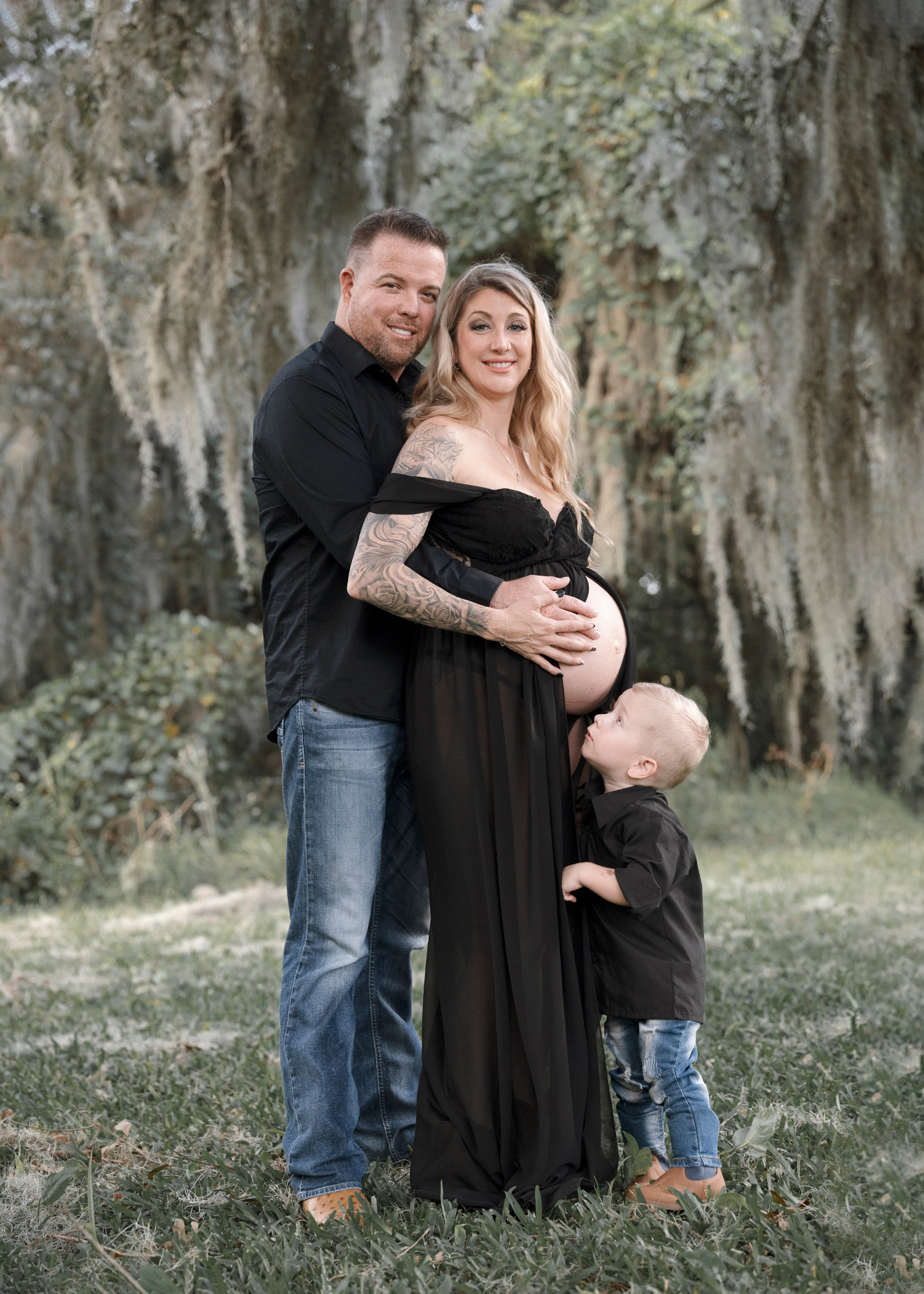 Maternity session outside. Portrait, kids and family photographer in Wesley Chapel Alina Alice Osipova