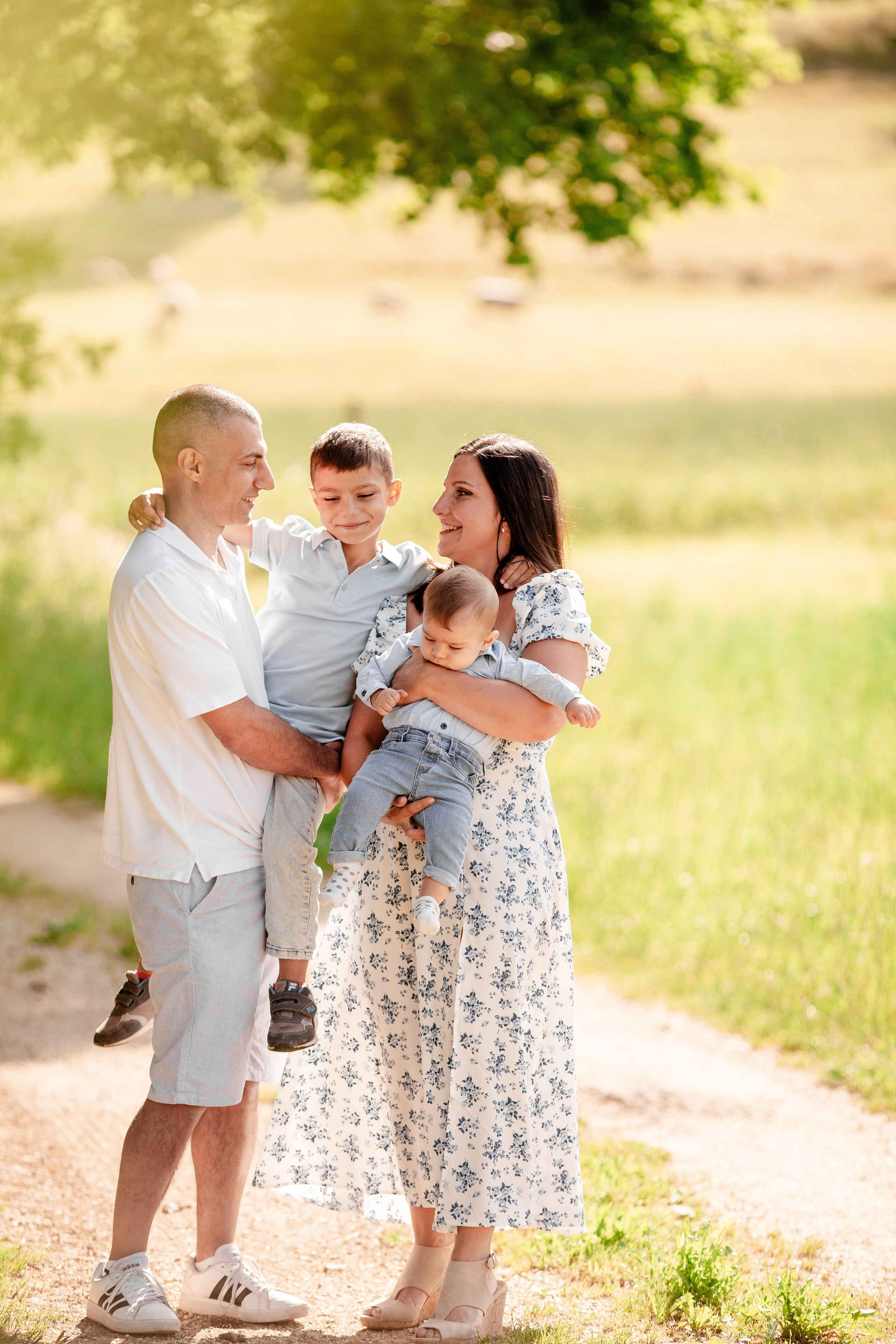 Natürliche Familienbilder am Sommer. Professionele fotografin in Münsingen Olesia Wegele