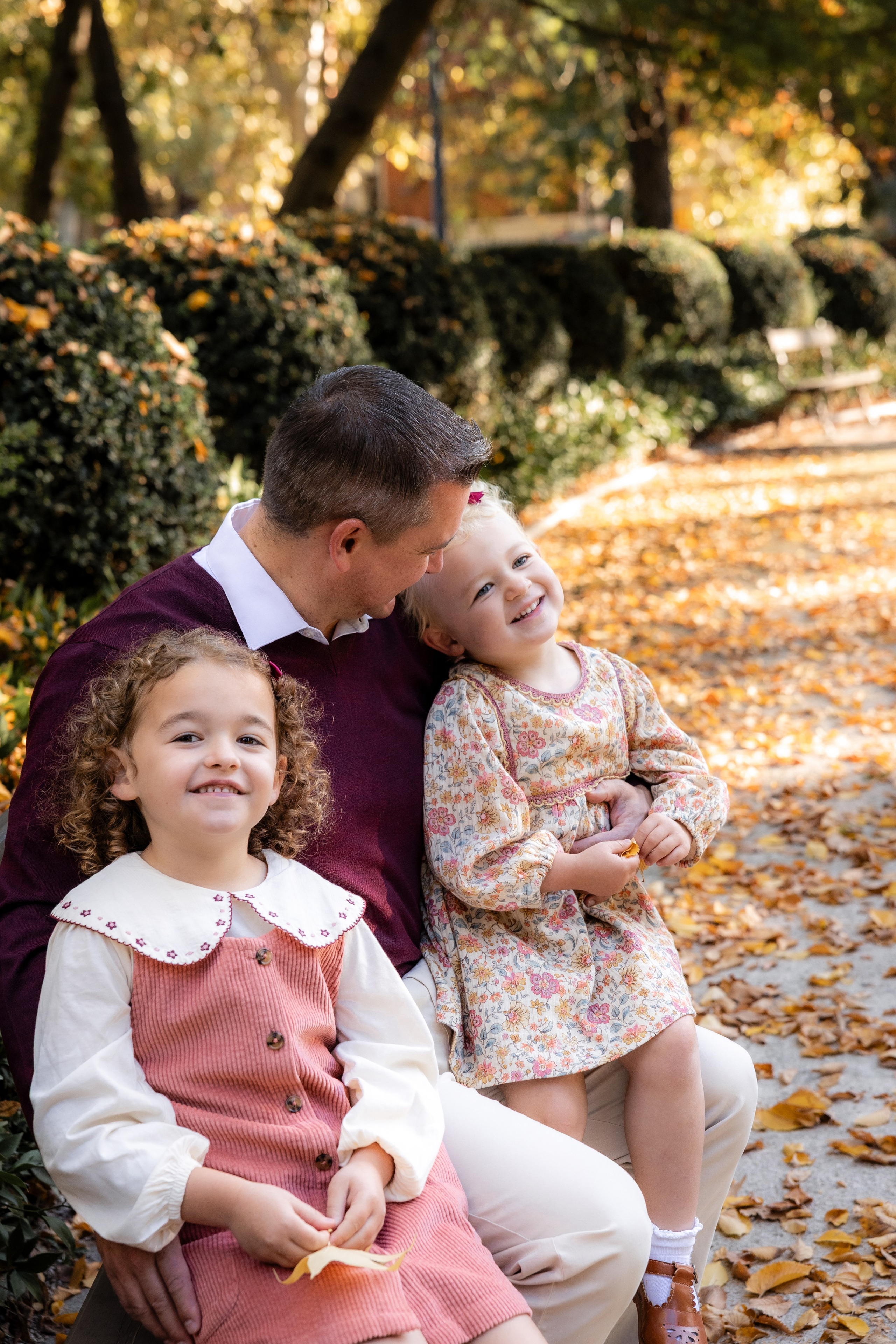 Autumn Family photoshoot in Toulouse. Jardin des Plantes. Eugénie Smirnova — your photographer in Toulouse and southwest France