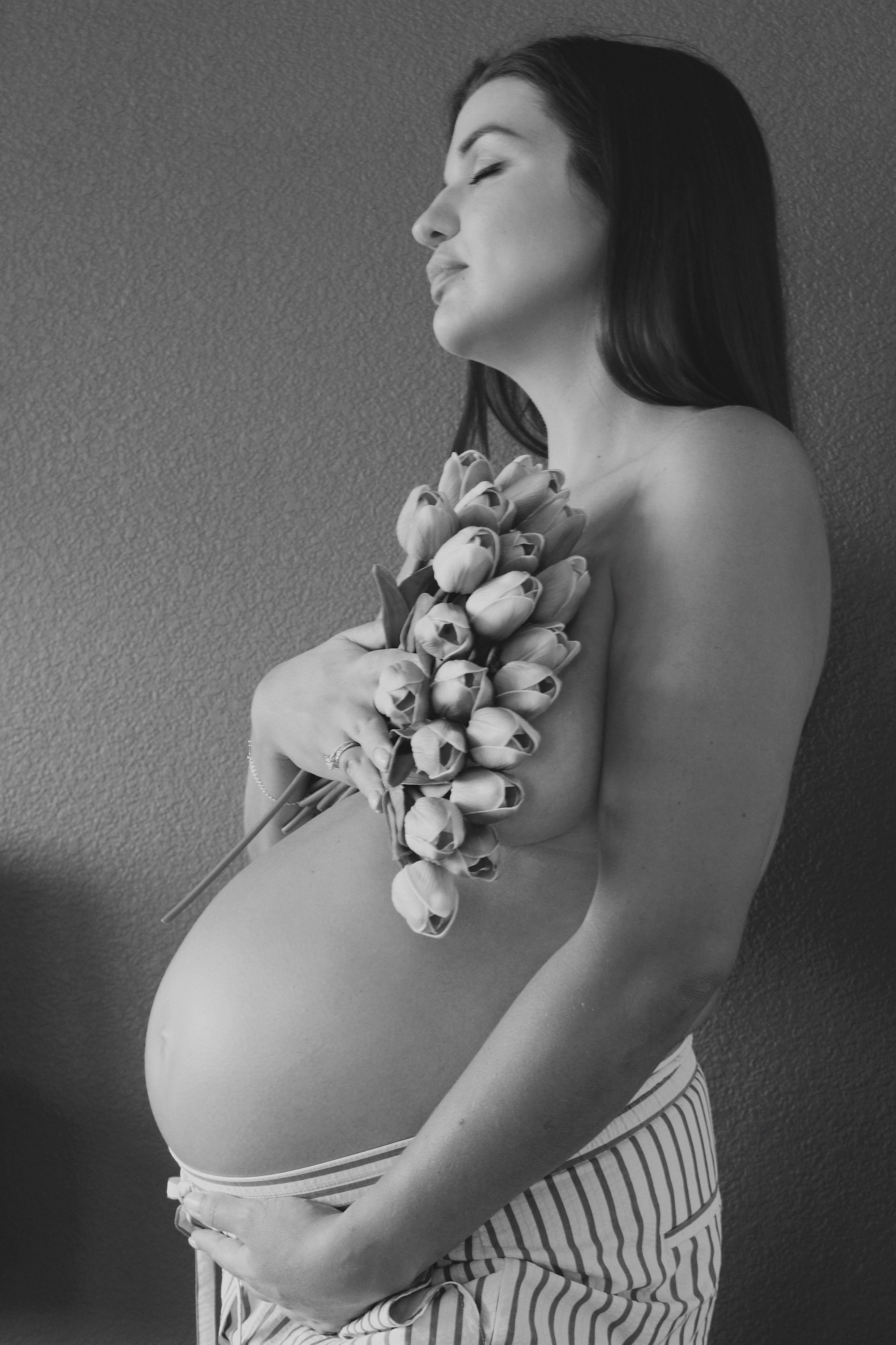 Maternity, Family & Pregnancy Photoshoot at Home. Lana Petrychenko — Portrait & Family Photographer. Valencia, Spain