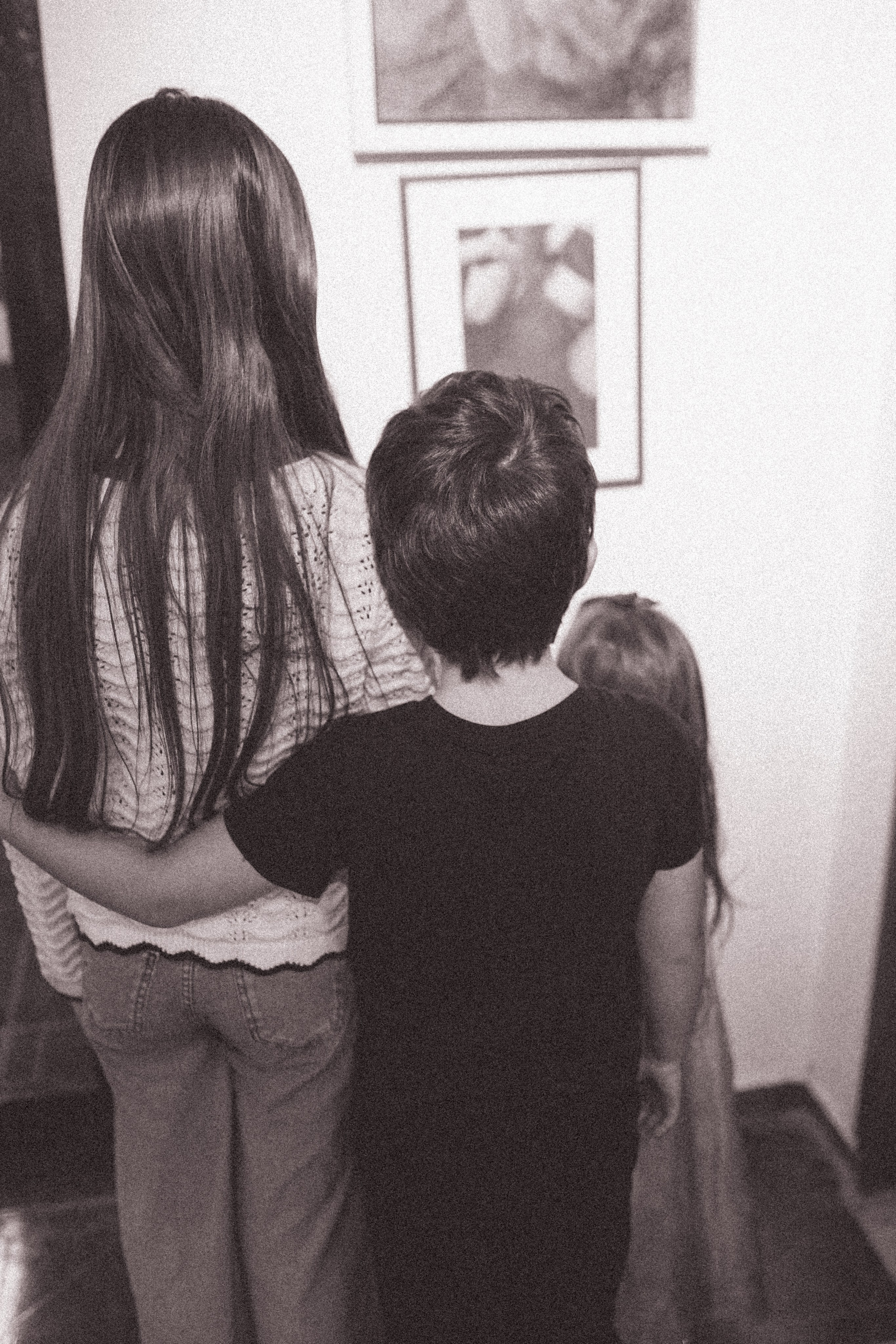 Expoziție Foto Maternitate Brașov | Mădălina Beda. Madalina Beda- Artist vizual, fotograf, doula la nastere, consultant babywearing Brasov si in toata tara