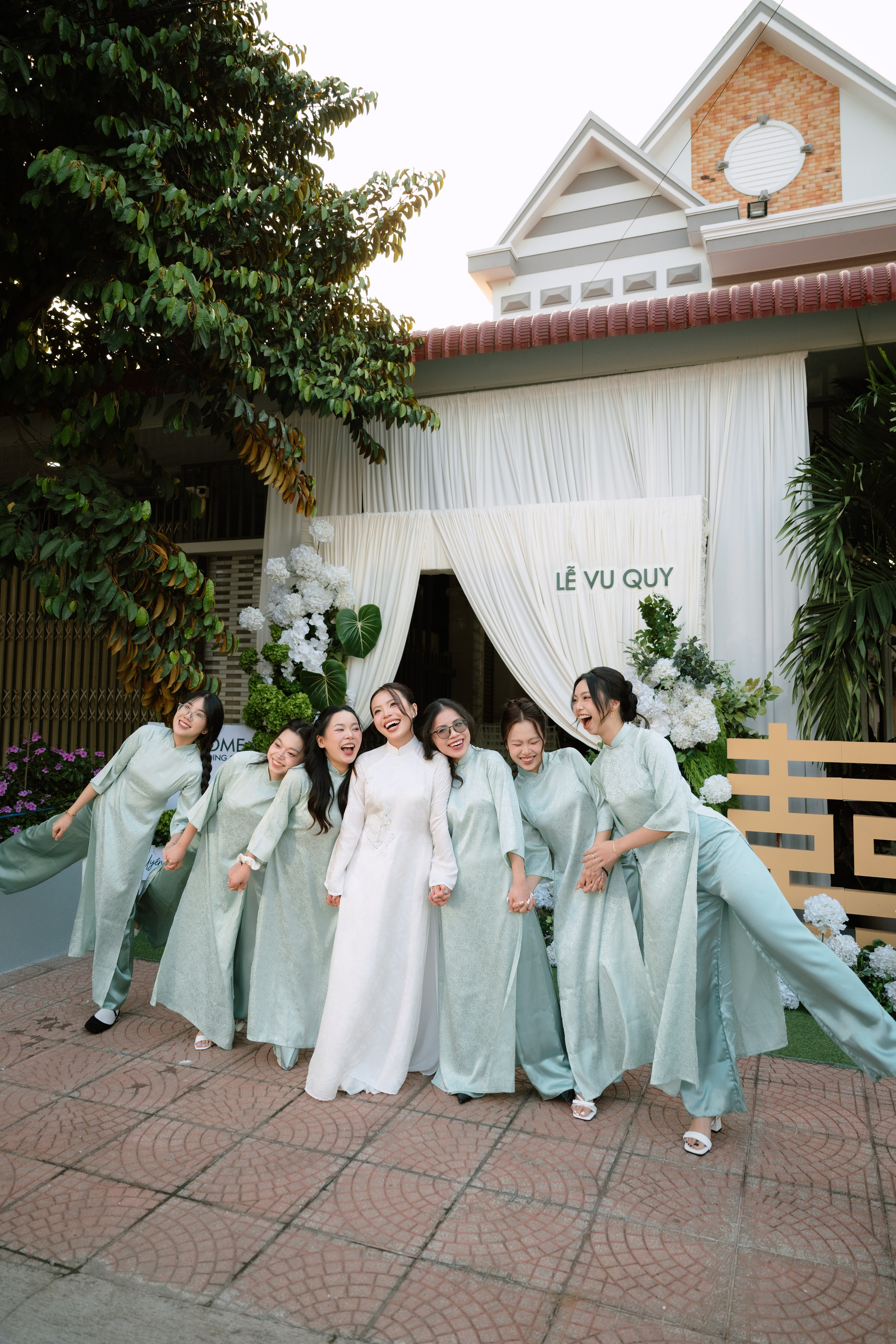 Uyên & Lee. Cam Images