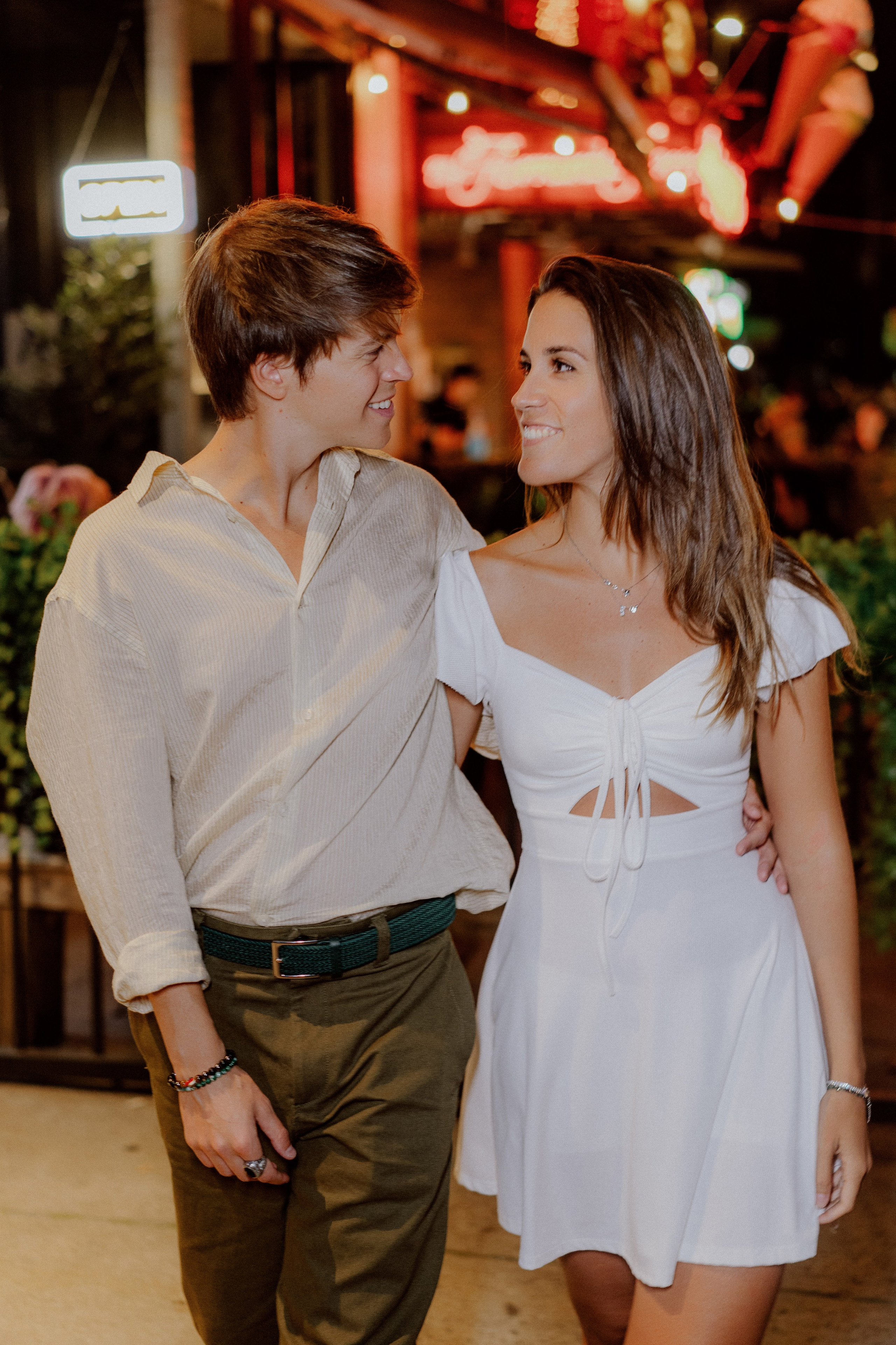 Couple in the night city. Videographer and photographer in New York // MAKAROV.VIDEO