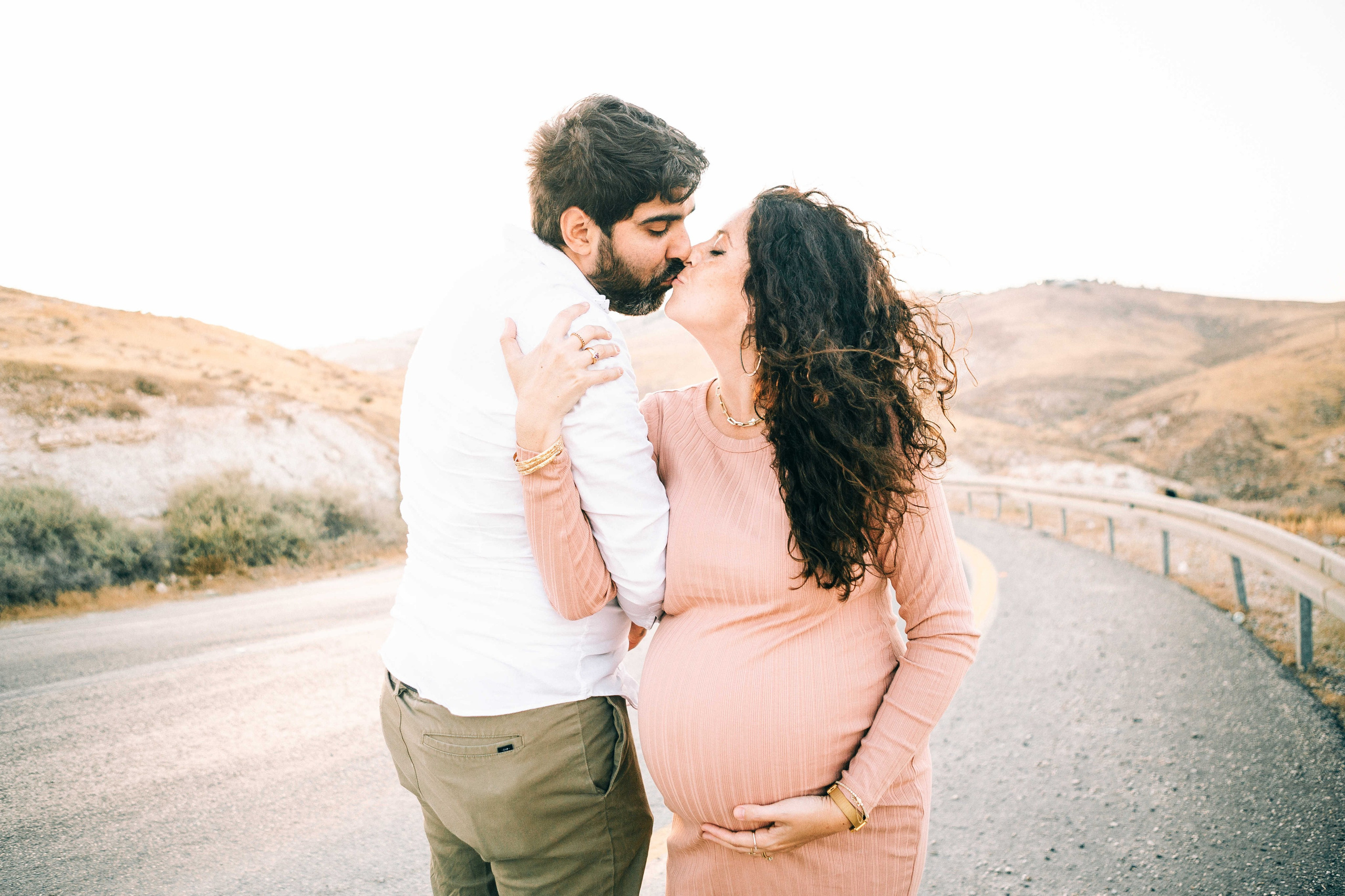 PREGNANT PHOTOSESSION IN THE DESERT. PHOTOGRAPHER IN ISRAEL
