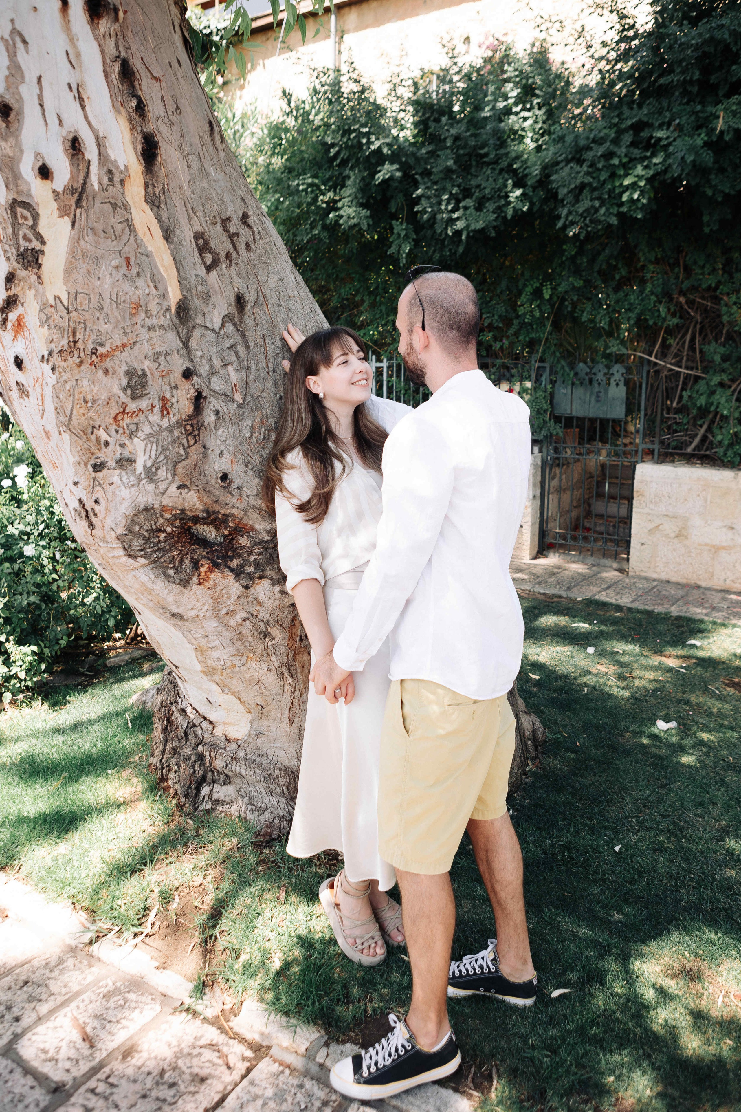 A MONTH AFTER THE WEDDING (morning). PHOTOGRAPHER IN ISRAEL