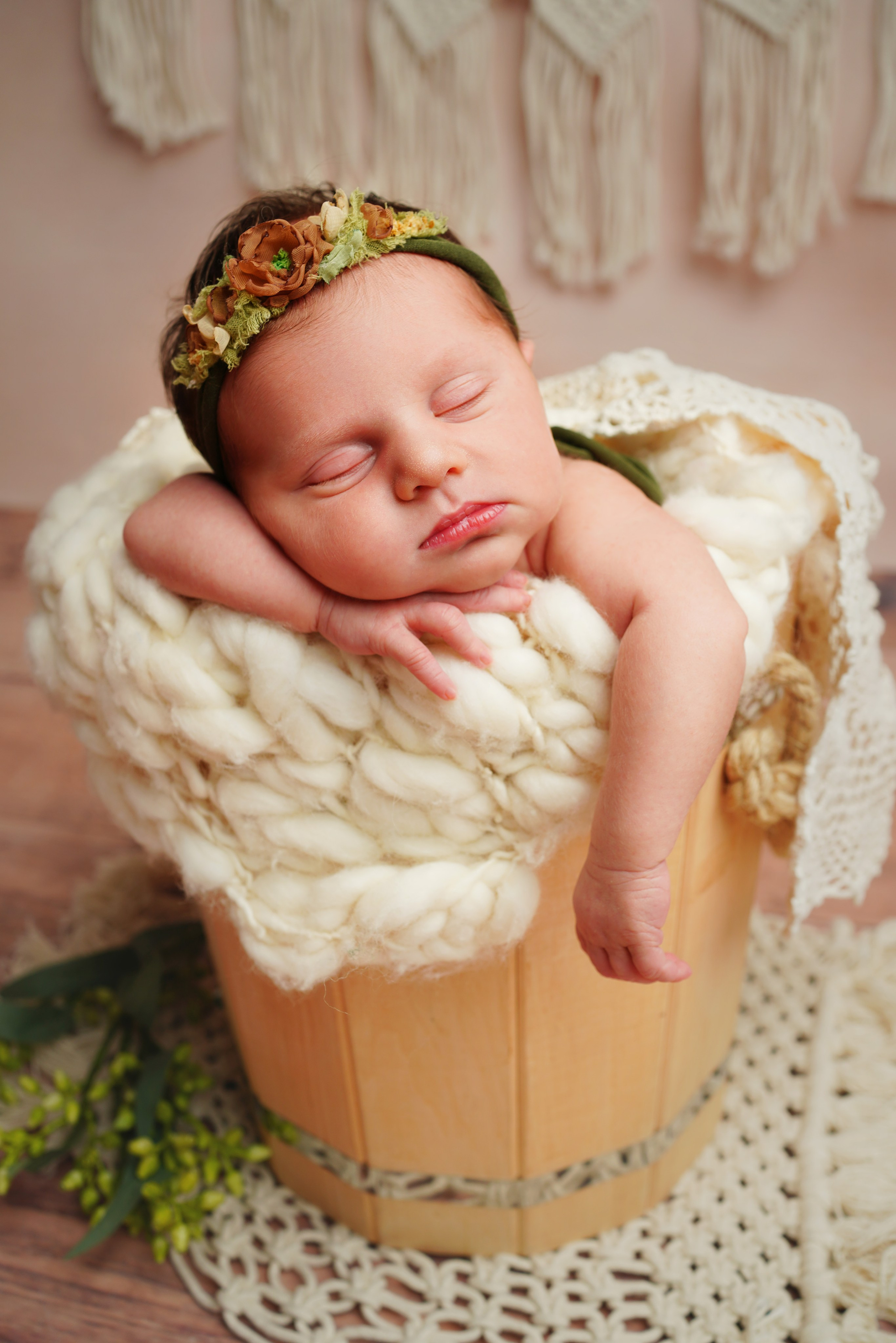 Neugeborenes Baby  im Eimer Hände unter Kinn