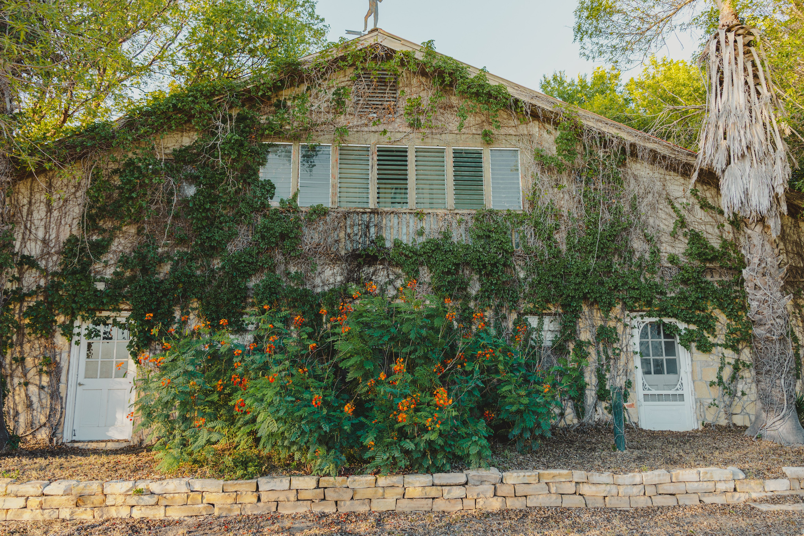 Caminando por Comstock. Pentaprisma | Jaz Espinoza The Wedding Photographer