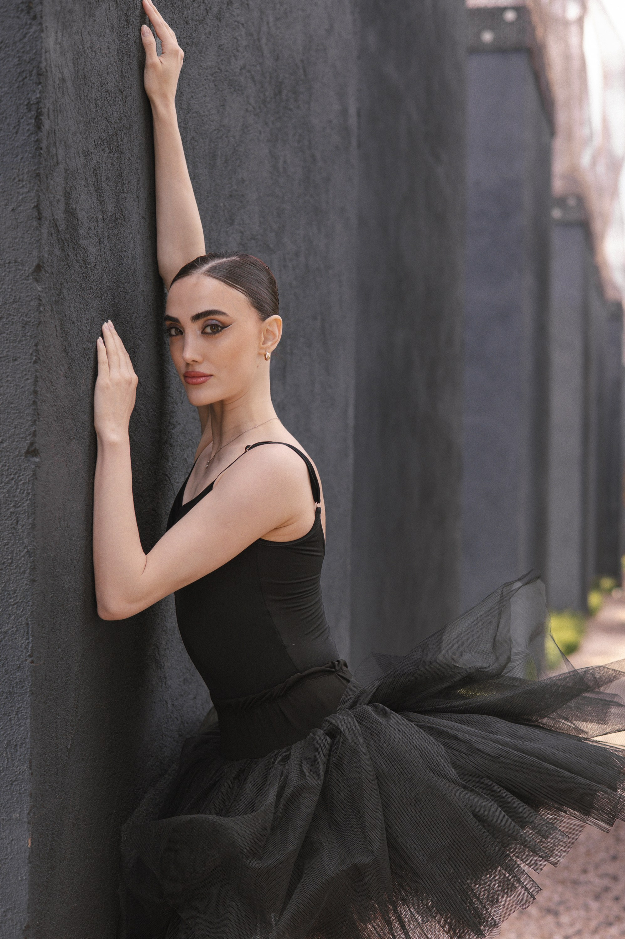 portrait fine art danseuse classique tutu noir architecture urbaine photographe Nantes Ani Torosyan