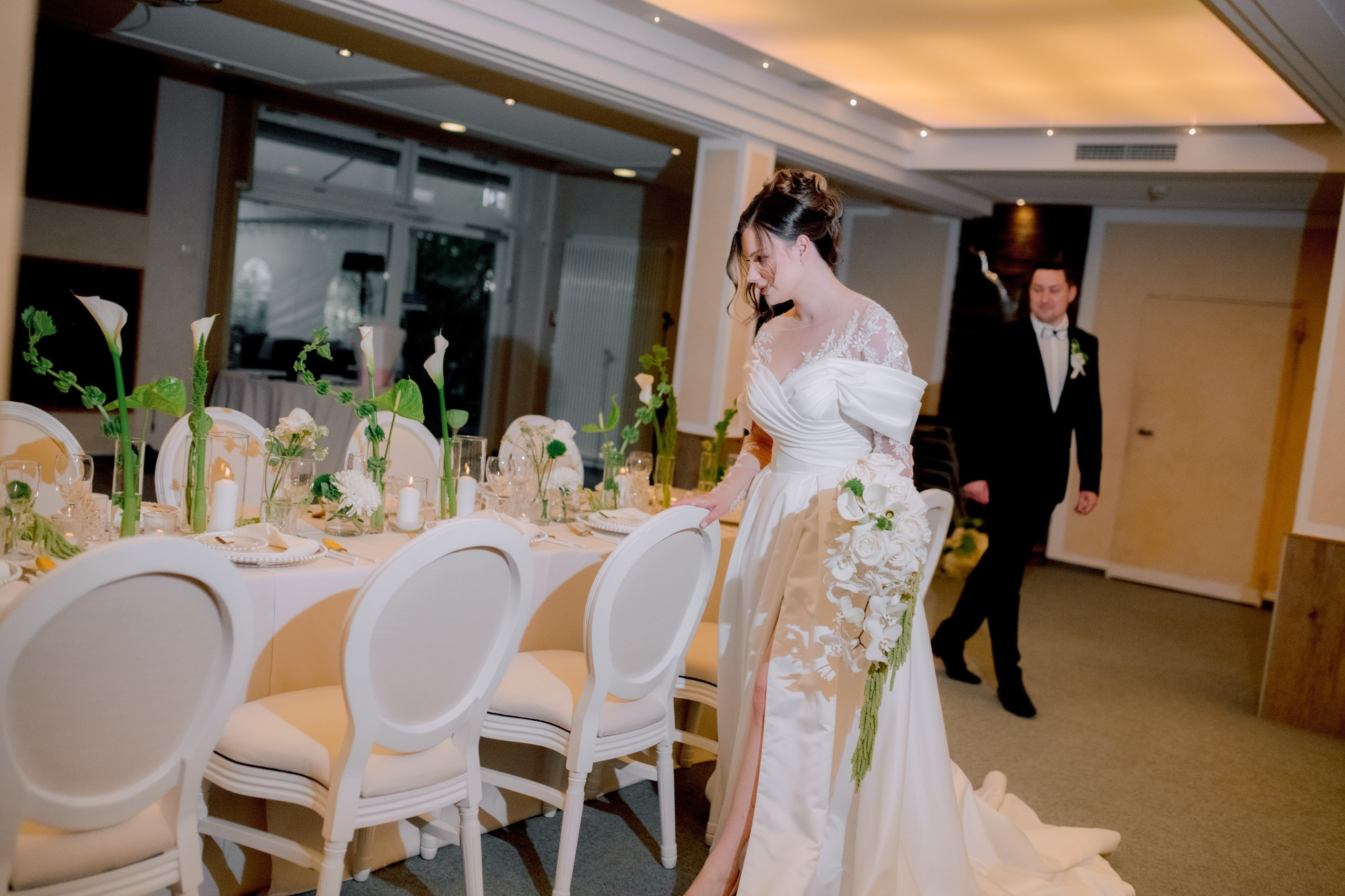 Glückliches Brautpaar tanzt umringt von Gästen auf der Tanzfläche.