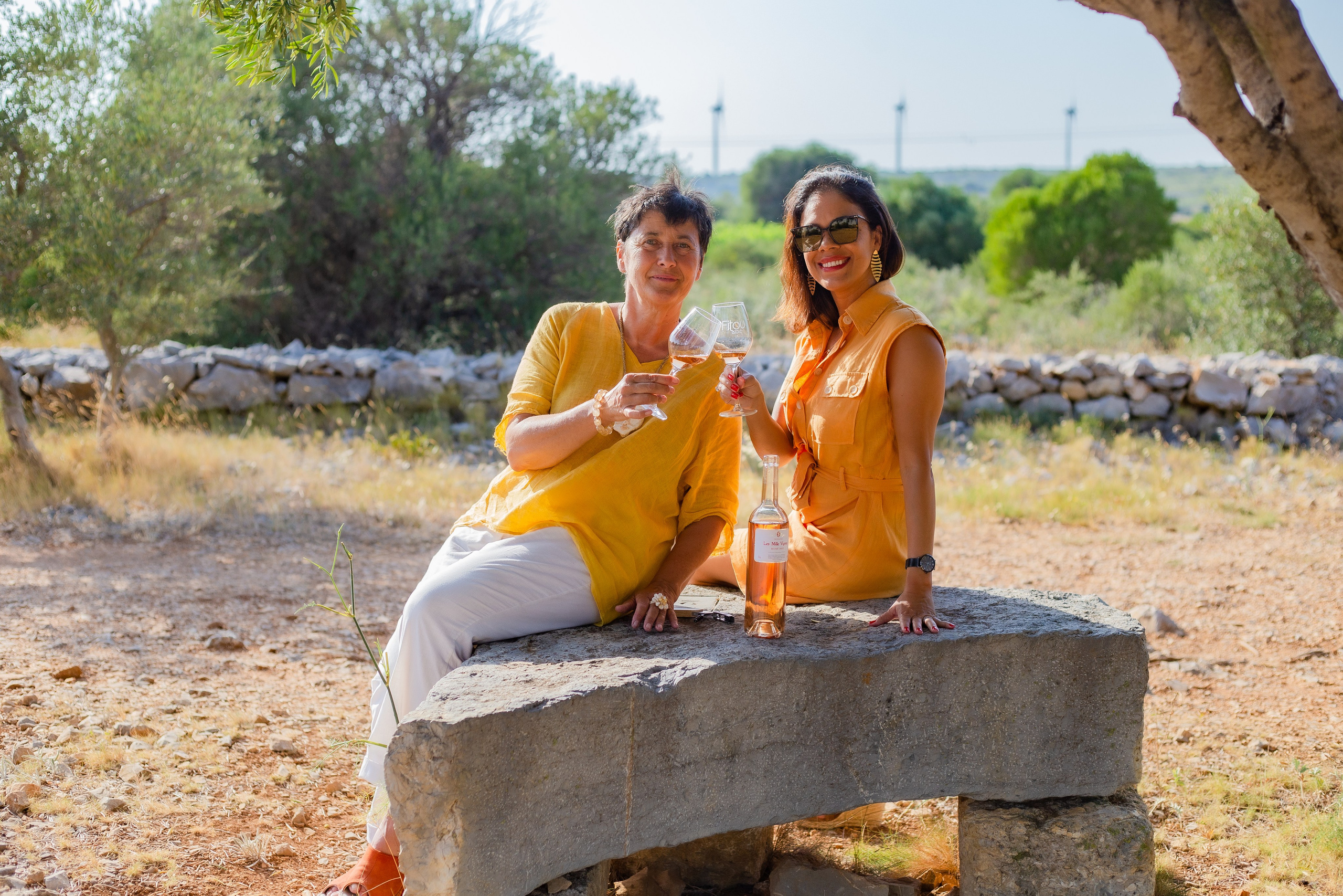 Photographe pour sommelière – Séance photo professionnelle pour entreprise. Photographe professionnelle à Poitiers, Tours et Châtellerault | Studio photo entre Poitiers et Tours – portraits, familles, entreprises, ma