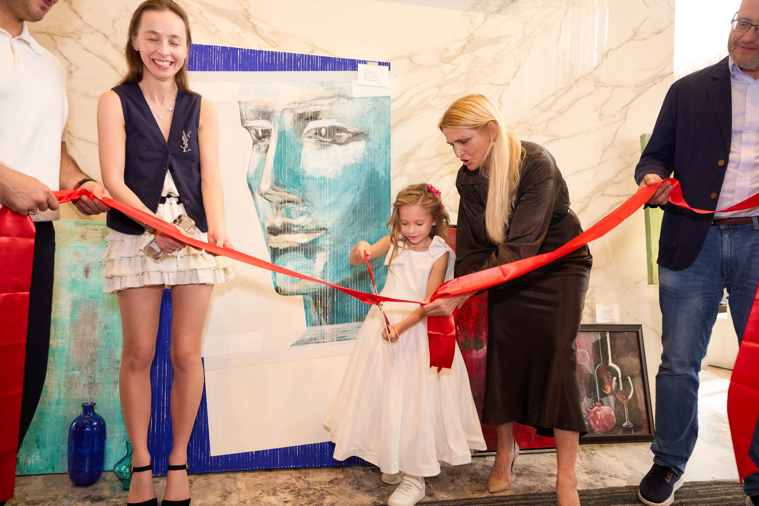 Авторская благотворительная художественная выставка Дианы Бортник. Фотограф Юлия Маковеева