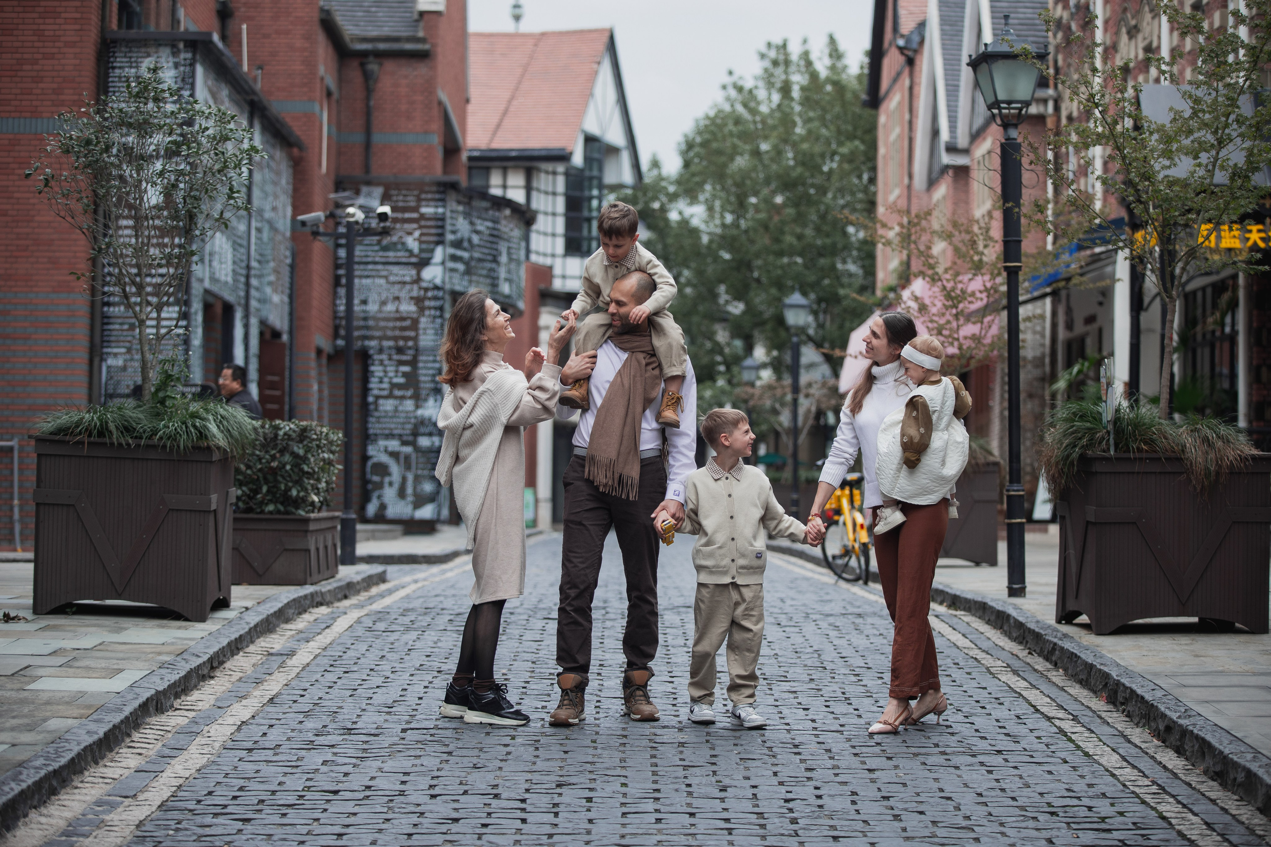 Family photoshoot in Temsa town, Shanghai. Photographer in Shanghai — Lola Pidluskaya