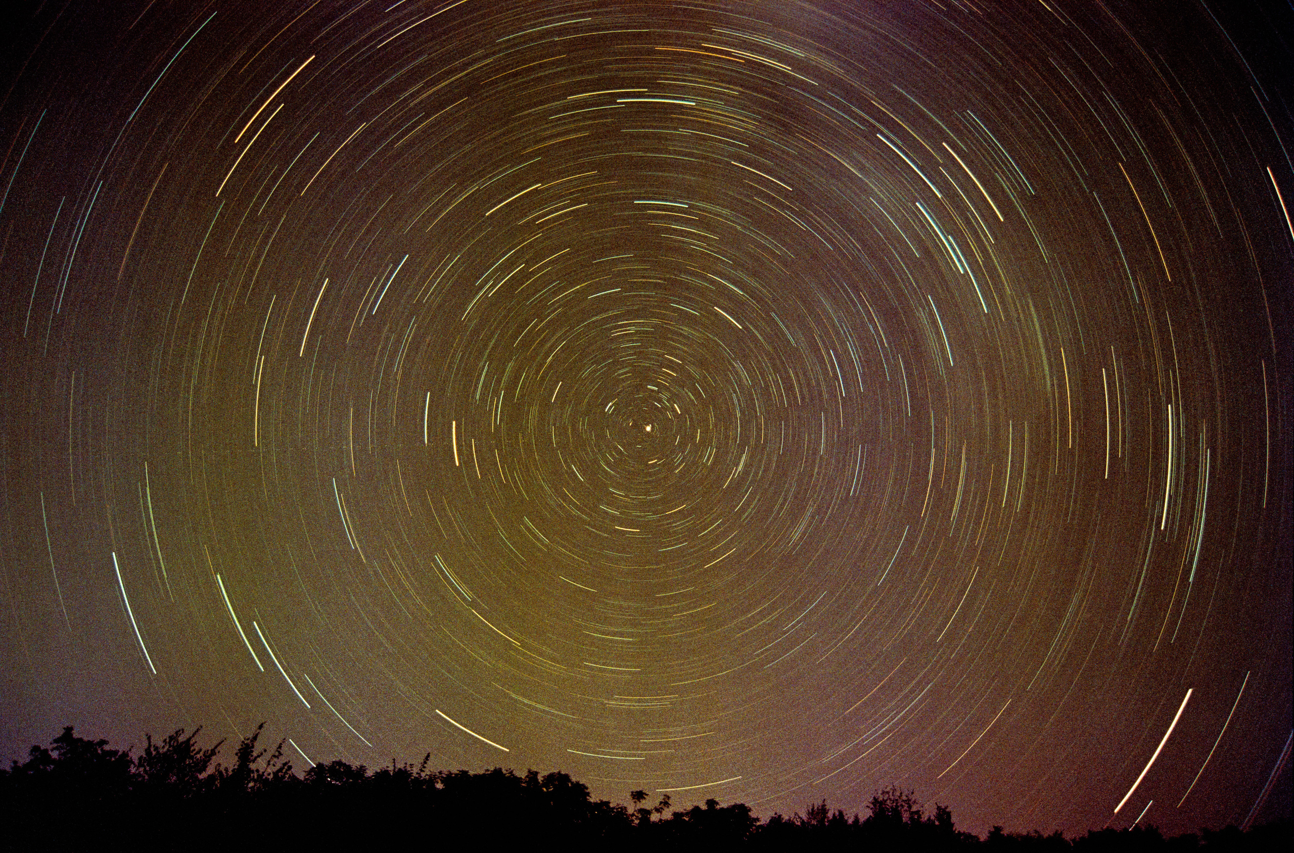 Ulduz izlərinin mərkəzində Şimal ulduzu. Həvəskar Astronomlar Cəmiyyəti — Astronomy.az