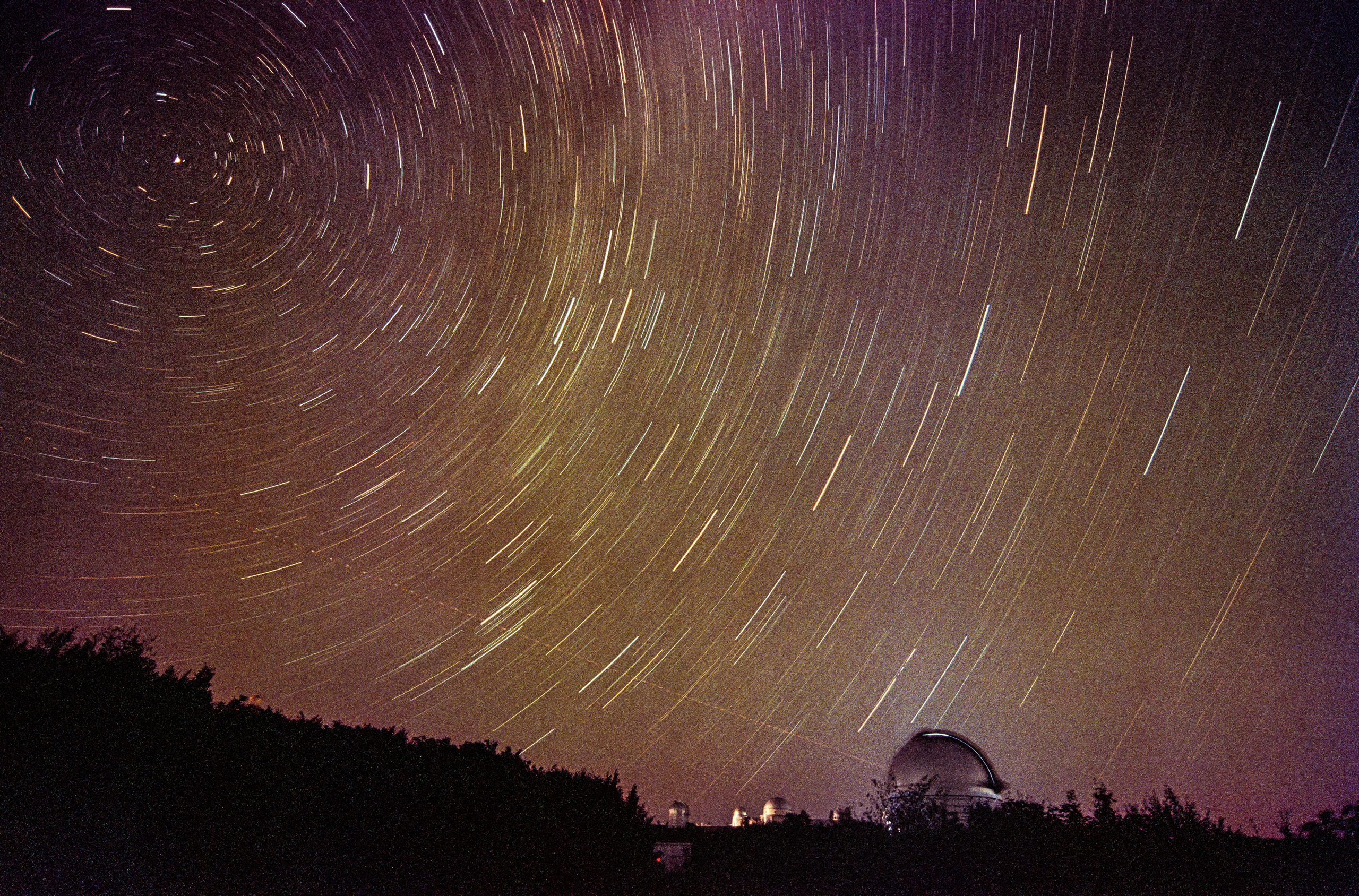Ulduz izlərinin mərkəzində Şimal ulduzu. Həvəskar Astronomlar Cəmiyyəti — Astronomy.az