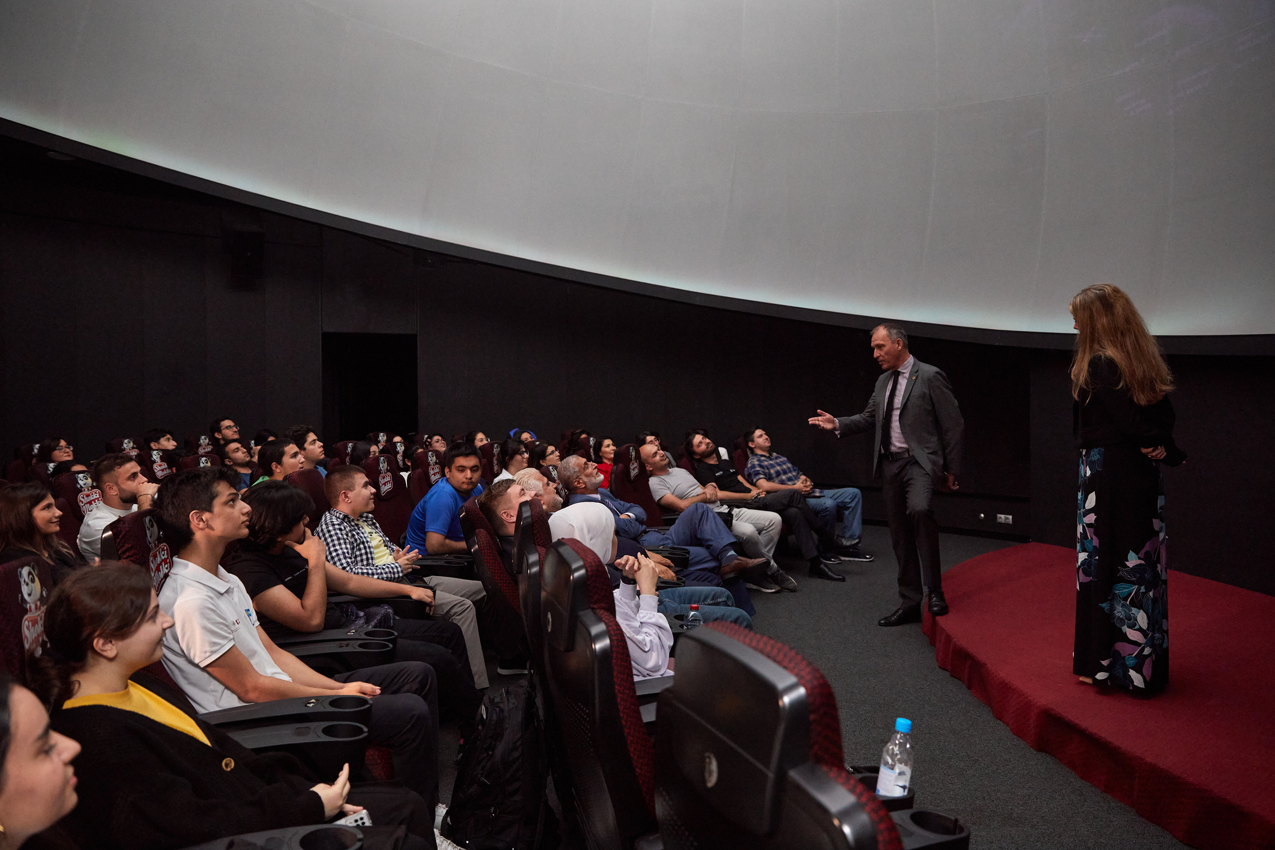 “Yerdənkənar həyatın axtarışı” Dr. Thomas H. Zurbuchen və Dr. Nadia Drake. Həvəskar Astronomlar Cəmiyyəti — Astronomy.az