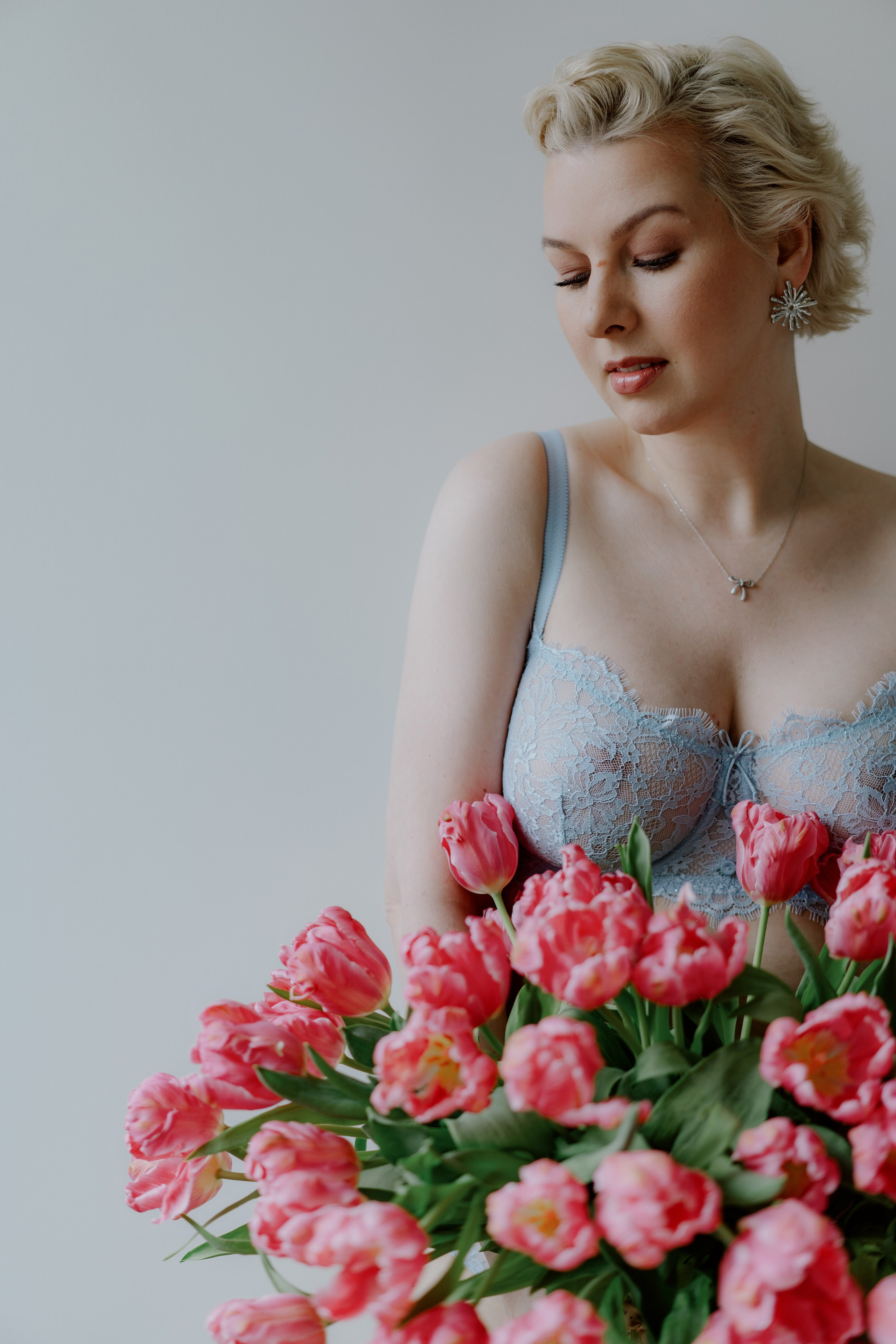 Intimate Tulip Boudoir Photography NYC | Elegant Spring Portrait Sessions. Videographer and photographer in New York // MAKAROV.VIDEO