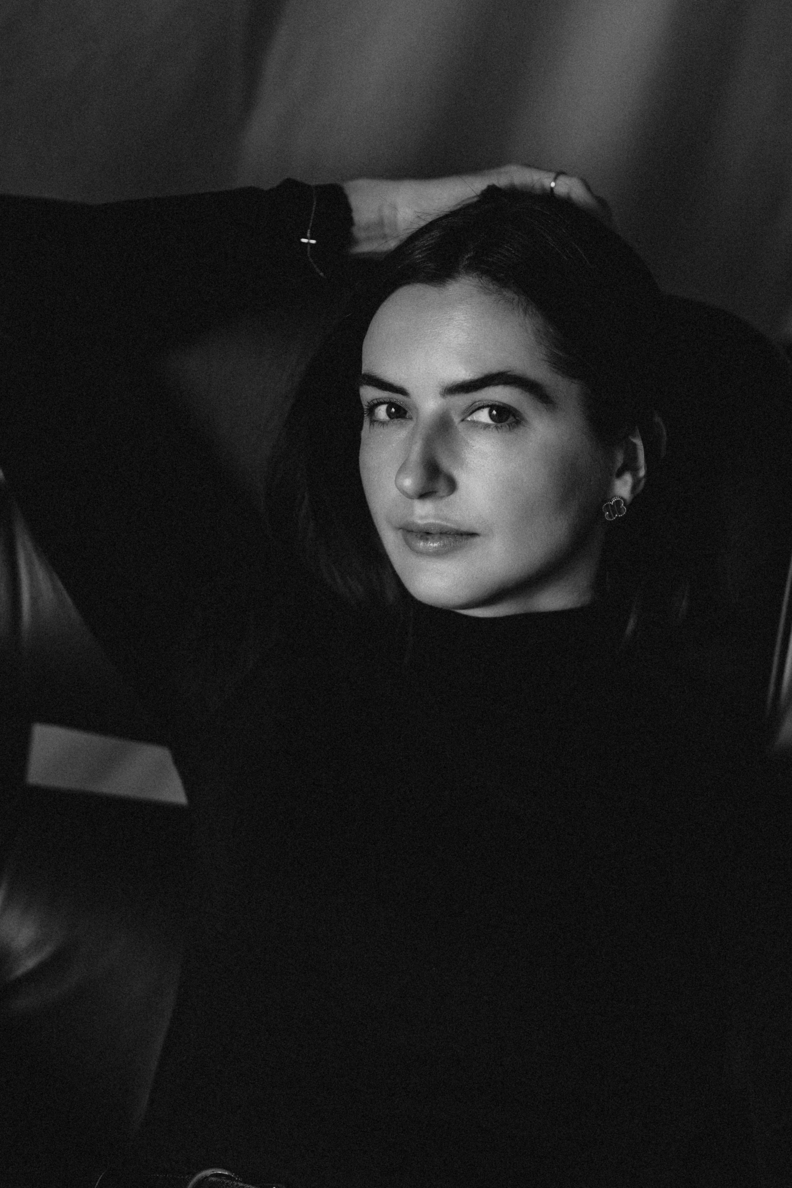 Your minimalistic home portrait may look like. Maternity, newborn photographer in the Bay Area|Iryna Rakivnenko