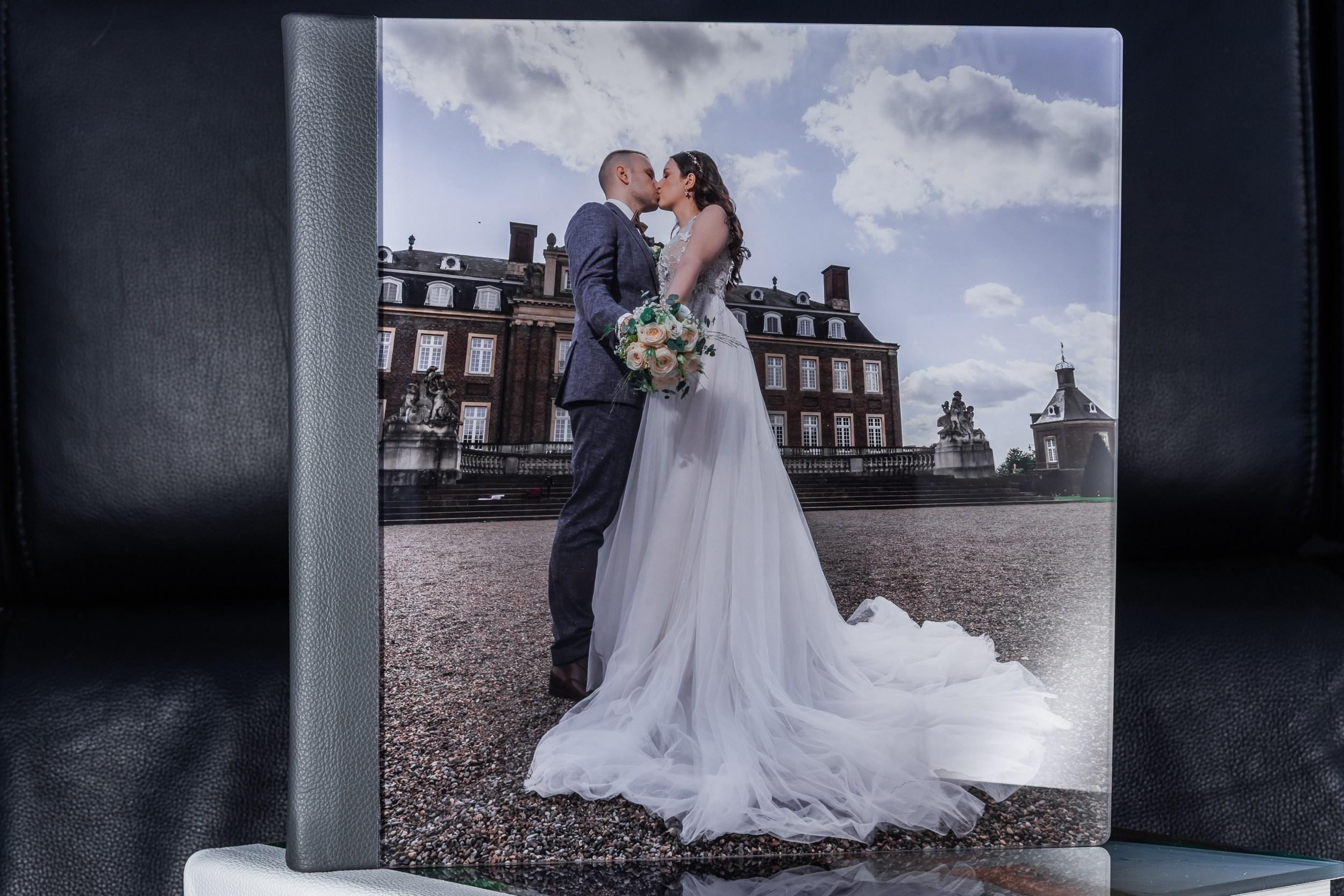 Premium-Fotoalbum mit Einband aus hellbeigem Naturleder und transparenter Acrylglas-Deckplatte, Layflat-Bindung mit Metallspirale. Ideales Hochzeits- oder Familienalbum der Luxusklasse. Hochwertige Verarbeitung, dicke Seiten mit silbernem Schnitt. Perfekt für exklusive Fotobücher.