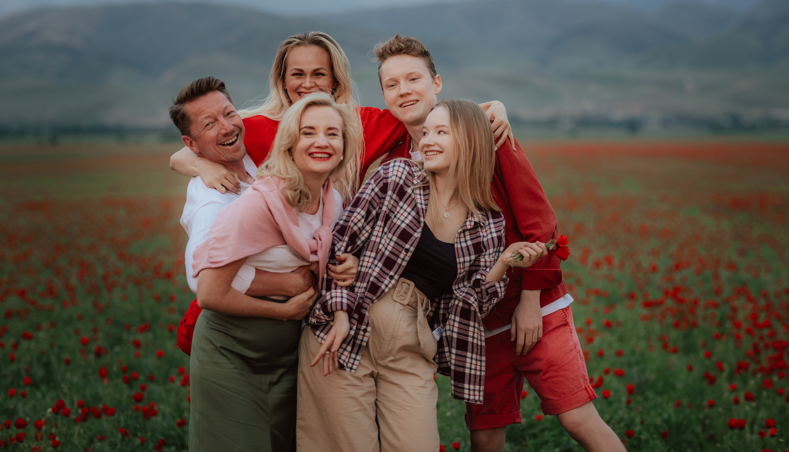 В маках. Валерия Вартанова. Фотограф