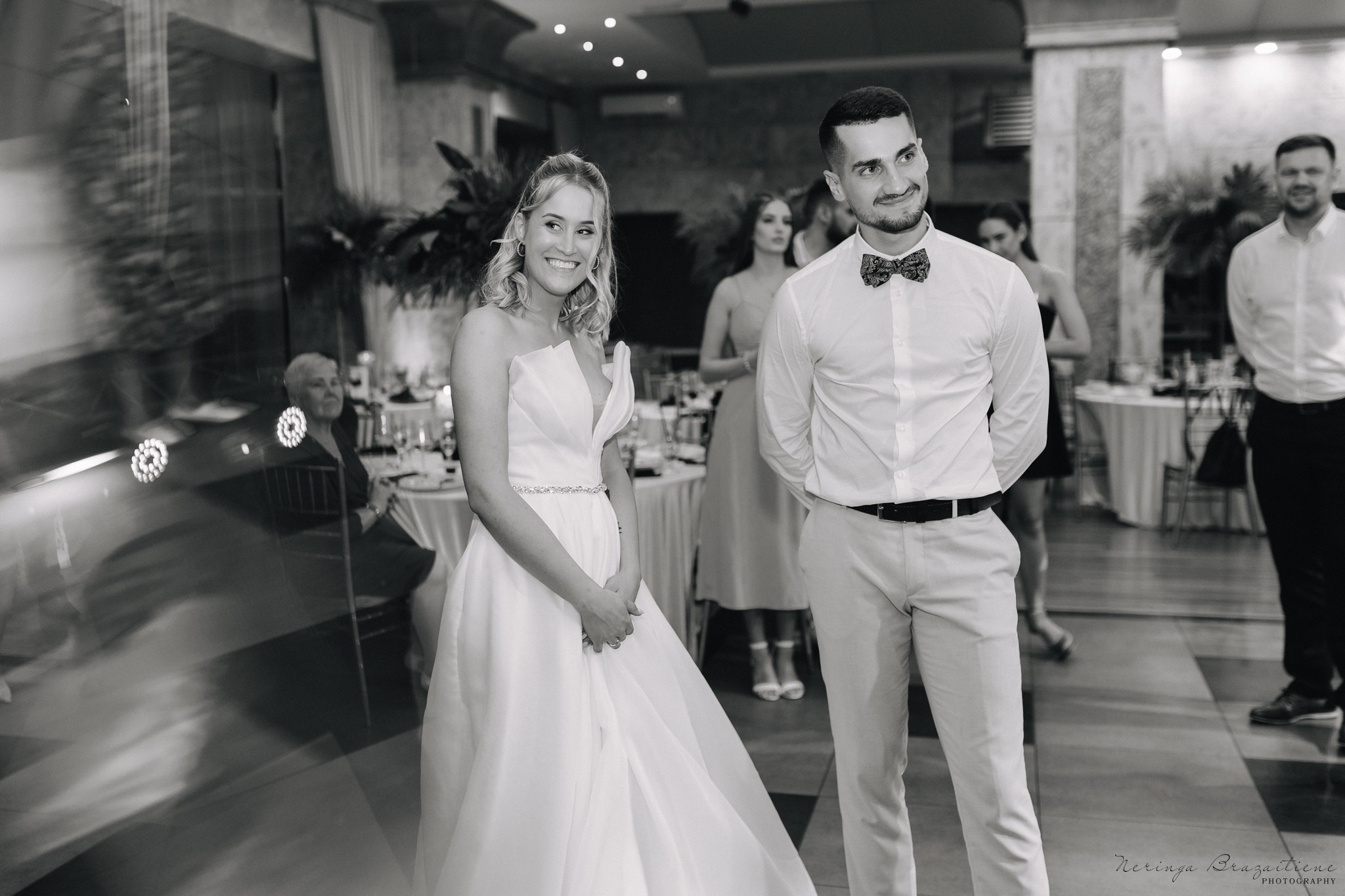 Vestuvinė fotosesija Kaune, Vienybės aikštėje, prie Lietuvos banko