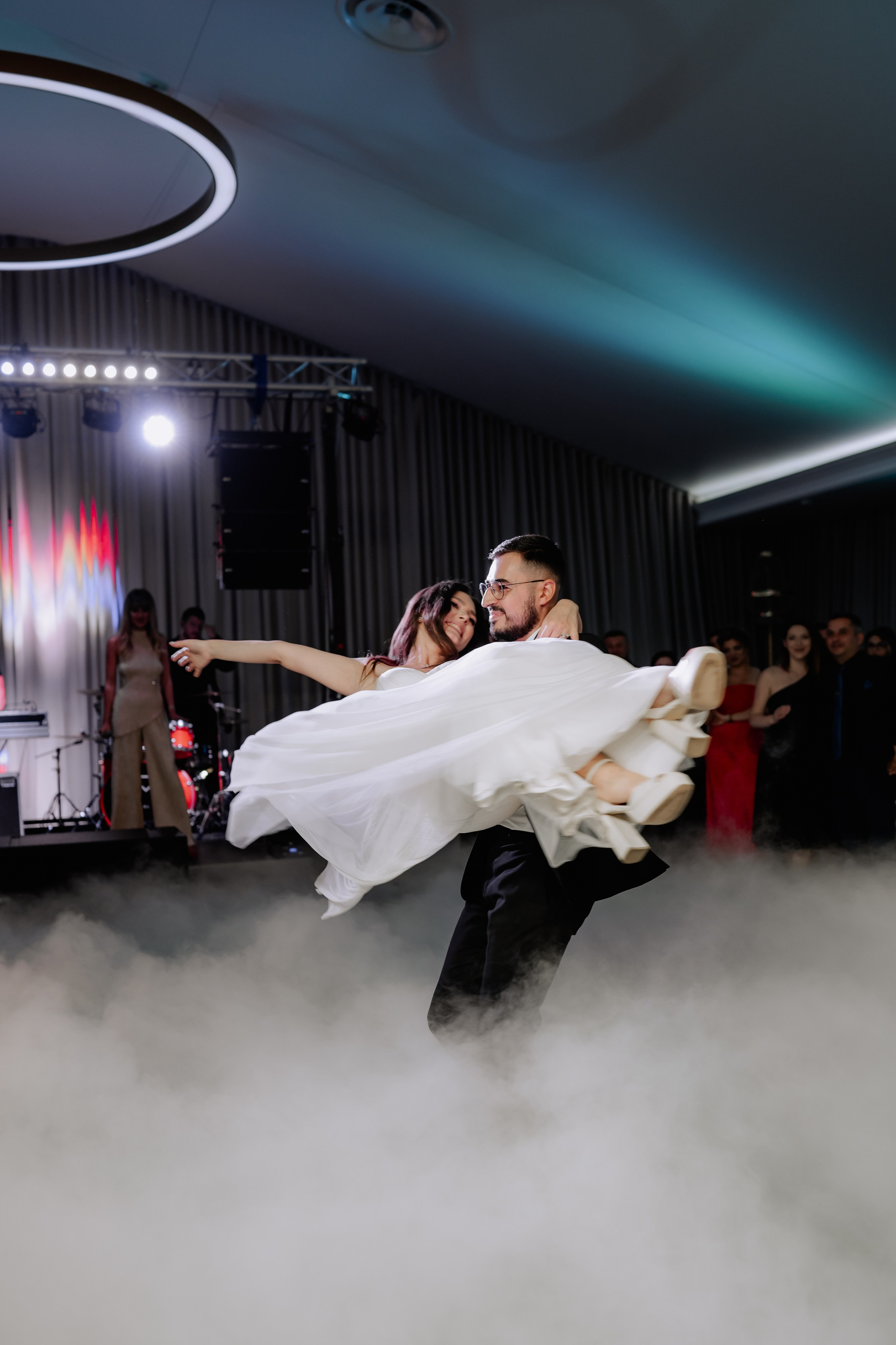 Cununie civila in aer liber , artificii de zi colorate , decor nunta , nunta la Hotel Traian. Proud Vision Weddings | Wedding Photography & Film — Servicii profesionale Foto Video Nunta Iasi