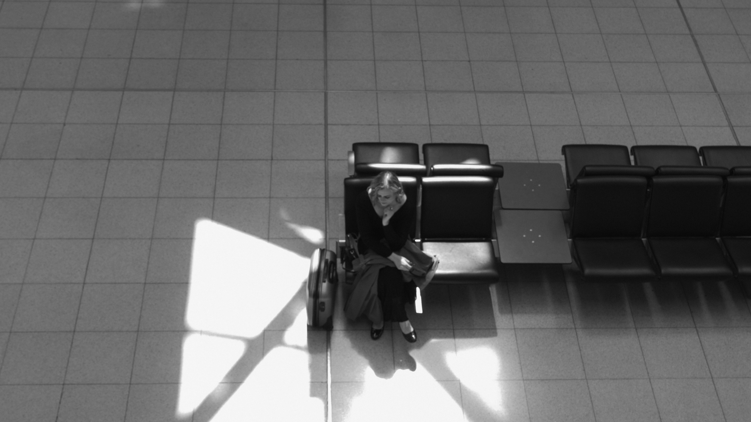 Schwarz-Weiß-Fotoshooting am Flughafen. Schwarz-weiß Fotografie in Münster. Fotografin Viktoria Roschen