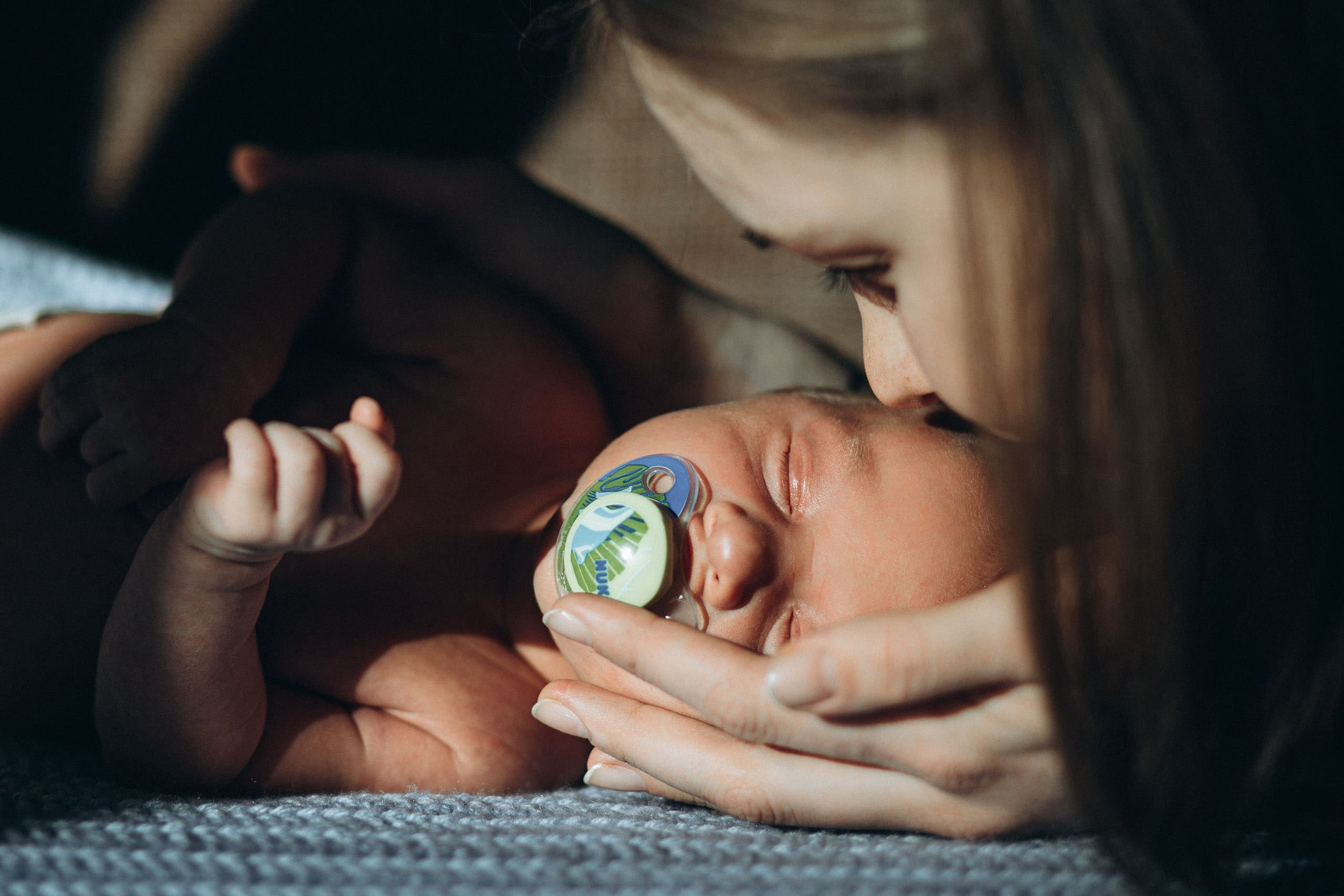 Jaundzimušā fotosesija mājās