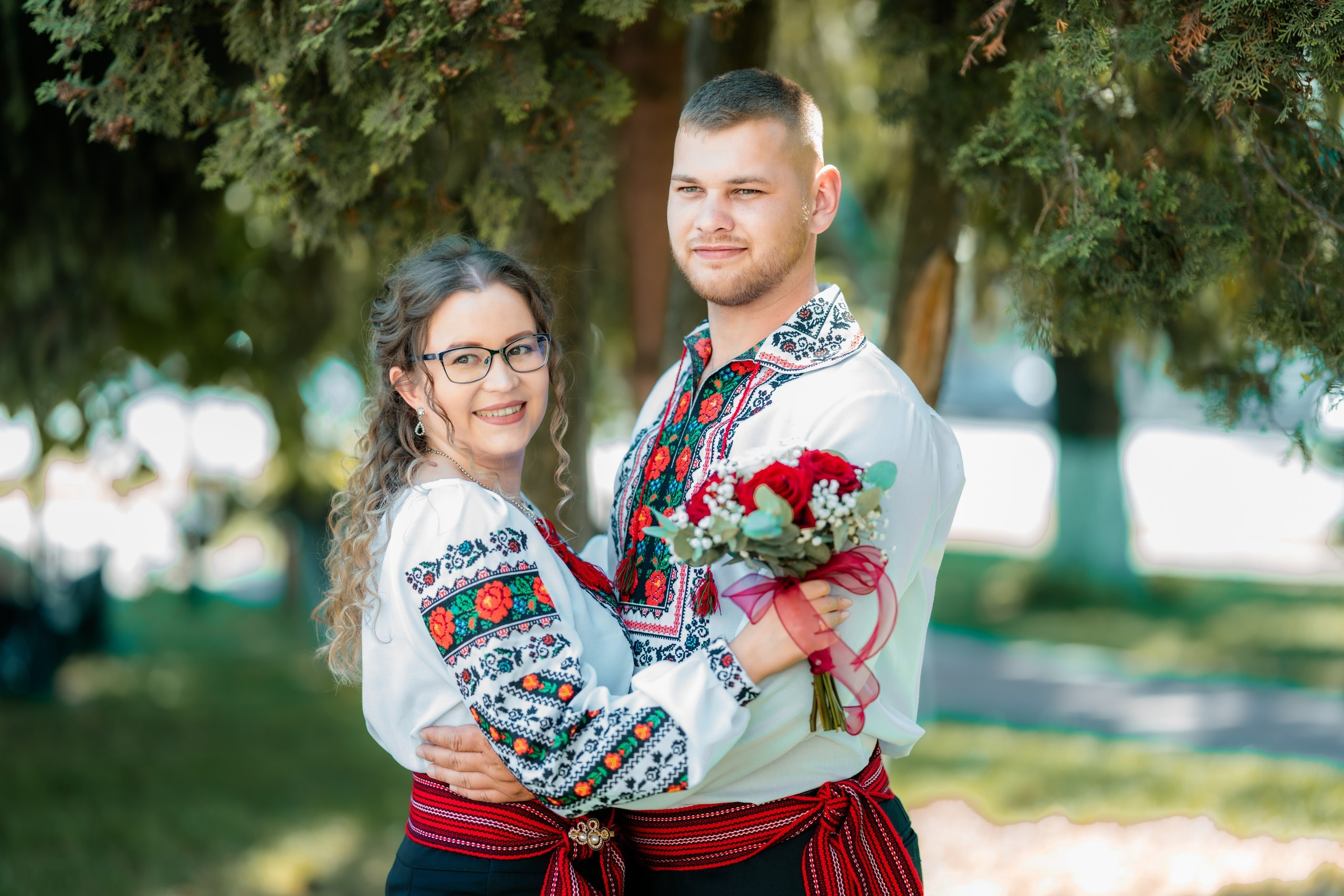 Fotograf stare civilă Siret – Andrei & Andreea în ie tradițională din Bucovina | AlinoFotoStudio