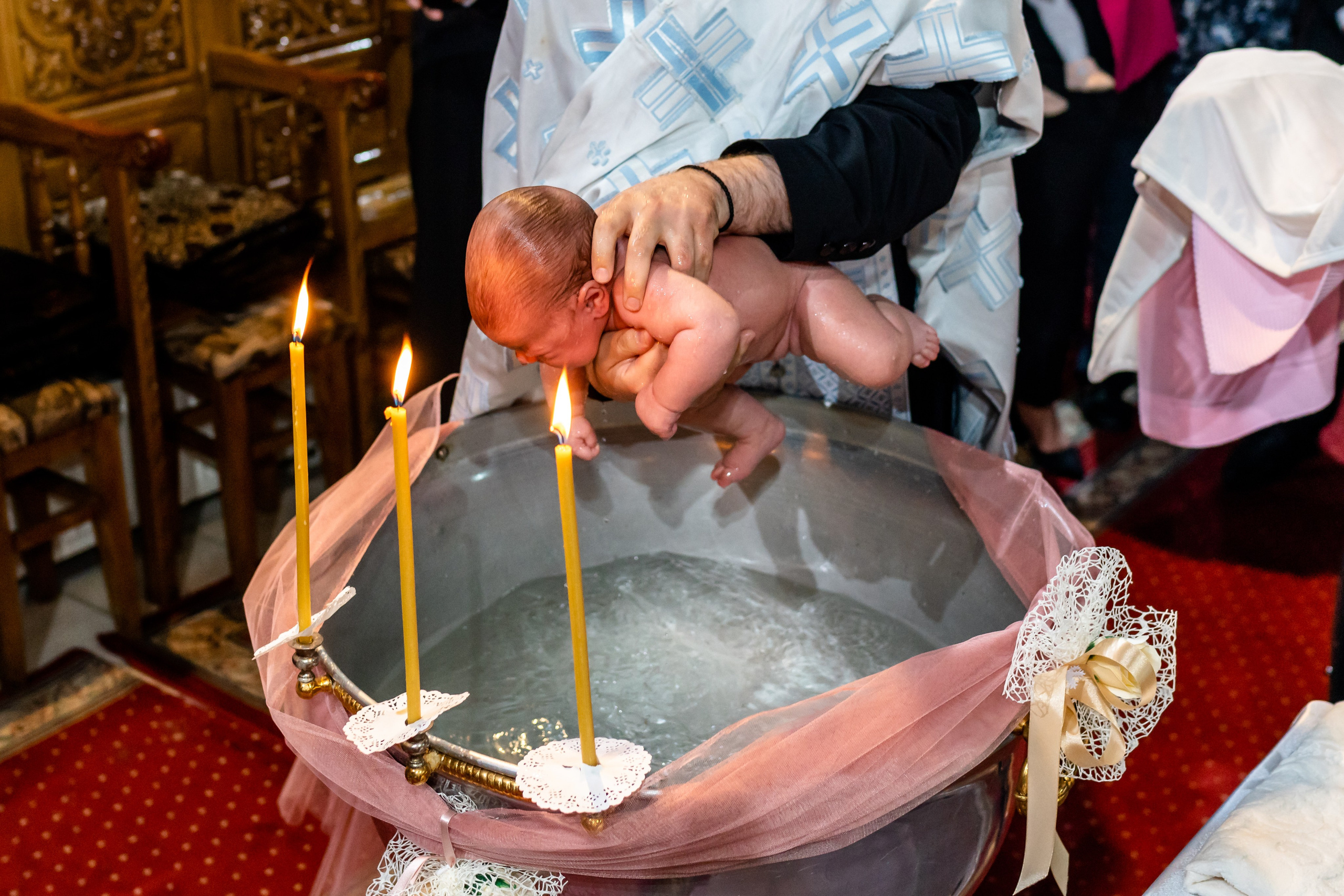 “Bebeluș botezat în biserică, ținut în brațe de nași”	•	“Detaliu cu lumânarea de botez decorată cu flori albe”	•	“Părinți emoționați alături de copilul lor la ceremonia de botez”	•	“Masa festivă de botez cu decor tematic și tort personalizat”	•	“Momentul în care preotul toarnă apă sfințită pe fruntea bebelușului”	“Bebeluș în rochie albă de botez, zâmbind în brațele mamei”	•	“Detaliu cu cruciulița de botez așezată pe o pernă de satin”	•	“Părinți și nași aprinzând lumânările în timpul ceremoniei de botez”	•	“Tort de botez decorat cu figurine tematice și numele copilului”	•	“Copil botezat dormind liniștit în pătuțul decorat festiv”	•	“Momentul în care preotul binecuvântează copilul în fața altarului”	•	“Invitați adunându-se în jurul mesei festive la petrecerea de botez”	•	“Bebeluș ținând în mână o jucărie personalizată primită la botez”	•	“Familie fericită pozând împreună după ceremonia de botez”	•	“Decor tematic cu baloane și flori la locația petrecerii de botez” fotograf Botoșani fotograf evenimente fotograf botez Alin Chirila fotograf alinofotostudio,- Preotul ținându-l pe micuțul Mathias Gabriel la botez, în biserica Înălțarea Domnului, Copălău  - Detalii de la botezul lui Mathias – lumânare, trusou și icoană  - Familia lui Mathias Gabriel alături de micuț, în ziua botezului  - Portret emoționant cu mama și bebelușul în brațe, în biserică,fotograf profesionist evenimente Botoșani, Iași, Suceava, Fălticeni, Bacău, Pașcani, Roman - AlinoFotoStudio by Alin Chirilă - servicii foto nuntă, botez, cununie, ședințe foto creative, albume personalizate, fotografii emoționante și calitative pentru cele mai importante momente din viață,fotograf nuntă Botoșani Alin Chirilă,  ședință foto botez Iași - AlinoFotoStudio,  servicii fotograf profesionist evenimente Suceava,  fotograf cununie civilă Fălticeni - Alin Chirilă,  album foto nuntă personalizat Bacău.“Bebeluș botezat în biserică, ținut în brațe de nași”	•	“Detaliu cu lumânarea de botez decorată cu flori albe”	•	“Părinți emoționați alături de copilul lor la ceremonia de botez”	•	“Masa festivă de botez cu decor tematic și tort personalizat”	•	“Momentul în care preotul toarnă apă sfințită pe fruntea bebelușului”	“Bebeluș în rochie albă de botez, zâmbind în brațele mamei”	•	“Detaliu cu cruciulița de botez așezată pe o pernă de satin”	•	“Părinți și nași aprinzând lumânările în timpul ceremoniei de botez”	•	“Tort de botez decorat cu figurine tematice și numele copilului”	•	“Copil botezat dormind liniștit în pătuțul decorat festiv”	•	“Momentul în care preotul binecuvântează copilul în fața altarului”	•	“Invitați adunându-se în jurul mesei festive la petrecerea de botez”	•	“Bebeluș ținând în mână o jucărie personalizată primită la botez”	•	“Familie fericită pozând împreună după ceremonia de botez”	•	“Decor tematic cu baloane și flori la locația petrecerii de botez” fotograf Botoșani fotograf evenimente fotograf botez Alin Chirila fotograf alinofotostudio.fotograf botez Amelis Maria, fotografie botez Botoșani, fotograf Alin Chirilă, amintiri botez, fotografii botez, botez Amelis Maria, fotograf copii, fotografie botez în Botoșani,