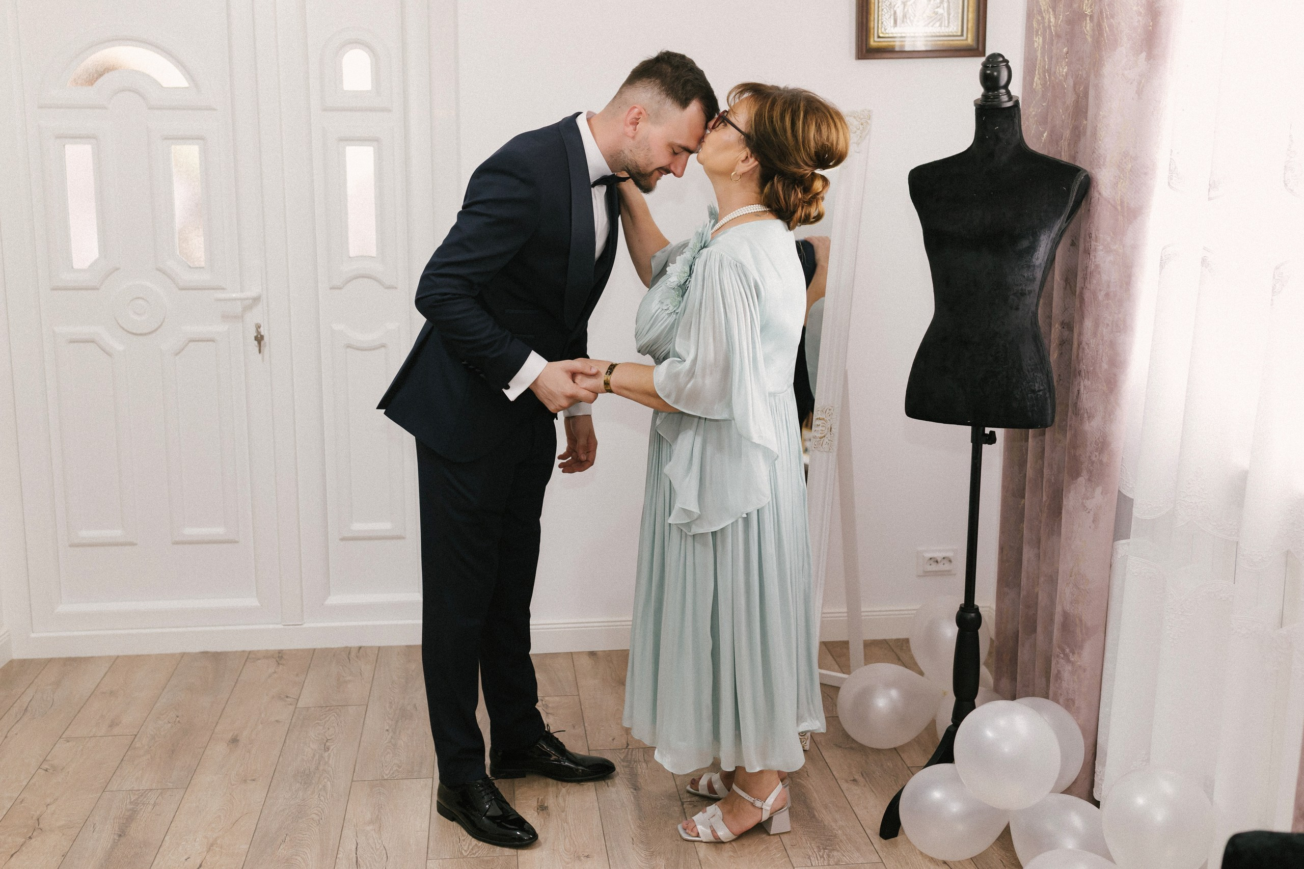 1. Mireasa Adriana în timpul pregătirilor de nuntă în Tudora Botoșani2. Costumul mirelui Ionuț fotografiat artistic în ziua nunții3. Prietenii mirelui la tradițiile de nuntă în Tudora4. Bărbieritul mirelui în cadrul obiceiurilor tradiționale de nuntă5. Fotografii de familie la biserică în ziua nunții6. Portret de familie cu mirii și copilul lor la nunta din Botoșani7. Primul dans al mirilor la Mariage Dor Baisa Botoșani8. Decor elegant de nuntă la Mariage Dor Baisa9. Emoții și tradiții la nunta din Tudora județul Botoșani10. Fotograf profesionist de nuntă în Botoșani surprinzând momente autentice - otograf-nunta-botosanifotograf-evenimente-botosanifotograf-profesionist-botosanifotograf-nunta-tudoranunta-tudora-botosanisedinta-foto-nunta-botosanipoze-nunta-botosanifotografii-nunta-tudorafotograf-cununie-religioasa-botosanibiserica-sfintii-imparati-constantin-si-elena-tudoramariage-dor-baisa-botosanirestaurant-nunta-botosanidansul-mirilor-mariage-dorpregatiri-mire-botosanipregatiri-mireasa-botosanitraditii-nunta-moldovaobiceiuri-nunta-tudorafotograf-familie-nunta-botosaniportret-miri-botosanigalerie-foto-nunta-botosanialbum-foto-nunta-botosaninunta-eleganta-botosaninunta-cu-traditii-botosanifotograf-premium-nunta-botosaniservicii-foto-video-botosanipoveste-de-nunta-botosanifotograf-documentar-nuntafotograf-natural-emotionalmiri-ionut-si-adriananunta-autentica-tudora -otograf-nunta-botosanifotograf-nunta-tudoranunta-tudora-botosanifotograf-evenimente-botosanifotograf-profesionist-botosaniservicii-foto-video-botosanigalerie-foto-nunta-botosanialbum-foto-nunta-botosani - nunta-autentica-botosaninunta-cu-traditii-botosanipoveste-de-nunta-botosanifotografii-emotionante-nuntamomente-autentice-nuntafotografie-documentara-nuntafotograf-natural-nunta- pregatiri-miri-tudorabiserica-tudora-botosanicununie-religioasa-tudoramariage-dor-baisa-botosanipetrecere-nunta-botosanivalsul-mirilor-botosani - alino-foto-studio-botosaniionut-si-adriana-nunta-tudorafotograf-alin-chirila-botosani