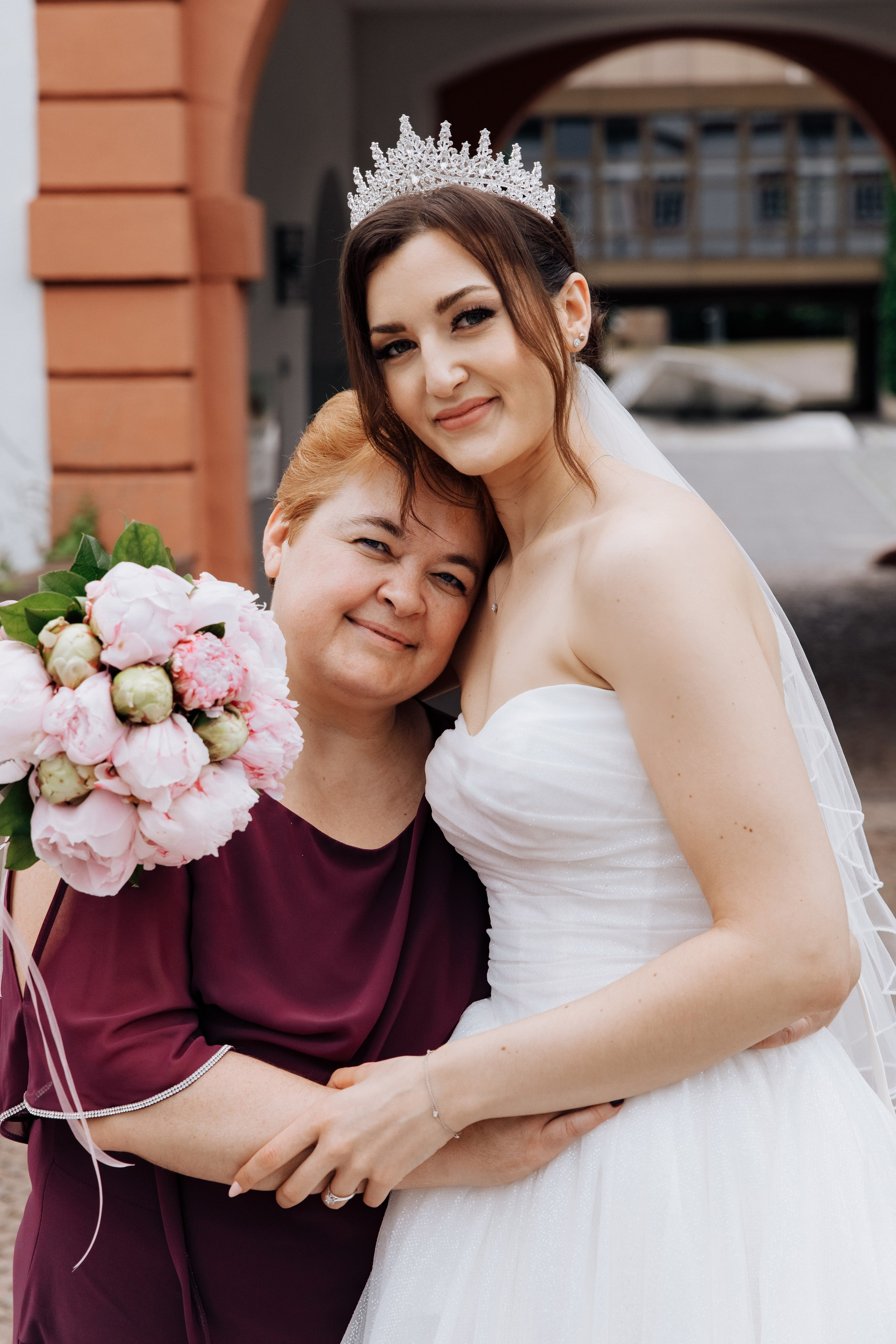Die Braut umarmt ihre Mutter. Ein emotionaler und herzlicher Moment der Hochzeit.