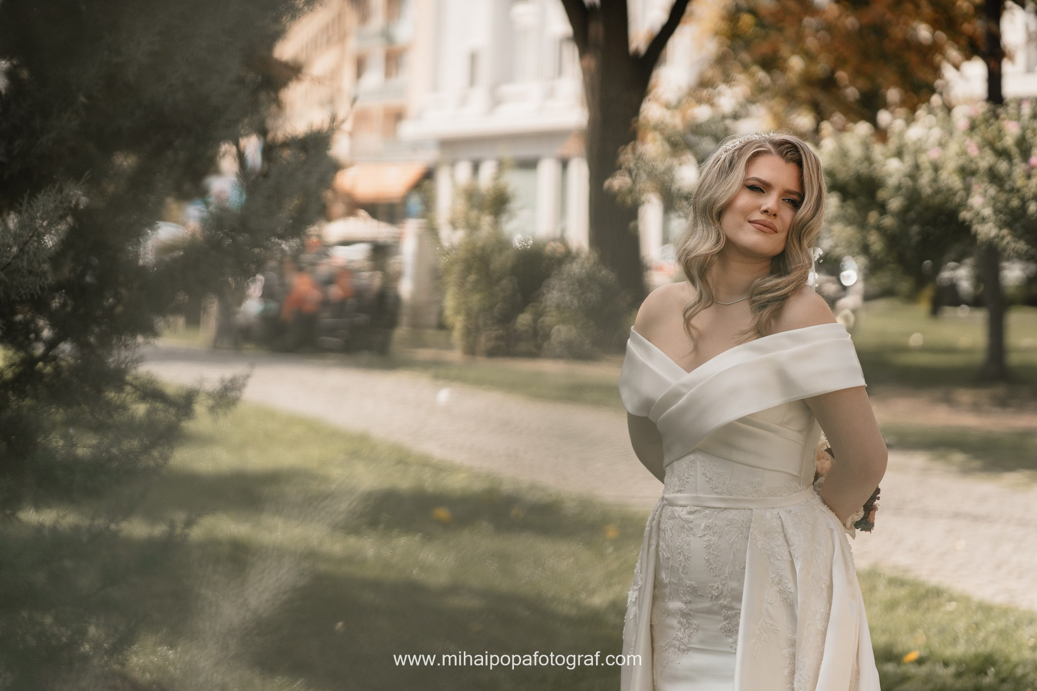 Moment emoționant între miri în ziua nunții, surprins într-un cadru natural și romantic, la Daimon Events. Fotografie de nuntă profesională, editată artistic pentru a evidenția emoția și eleganța evenimentului.