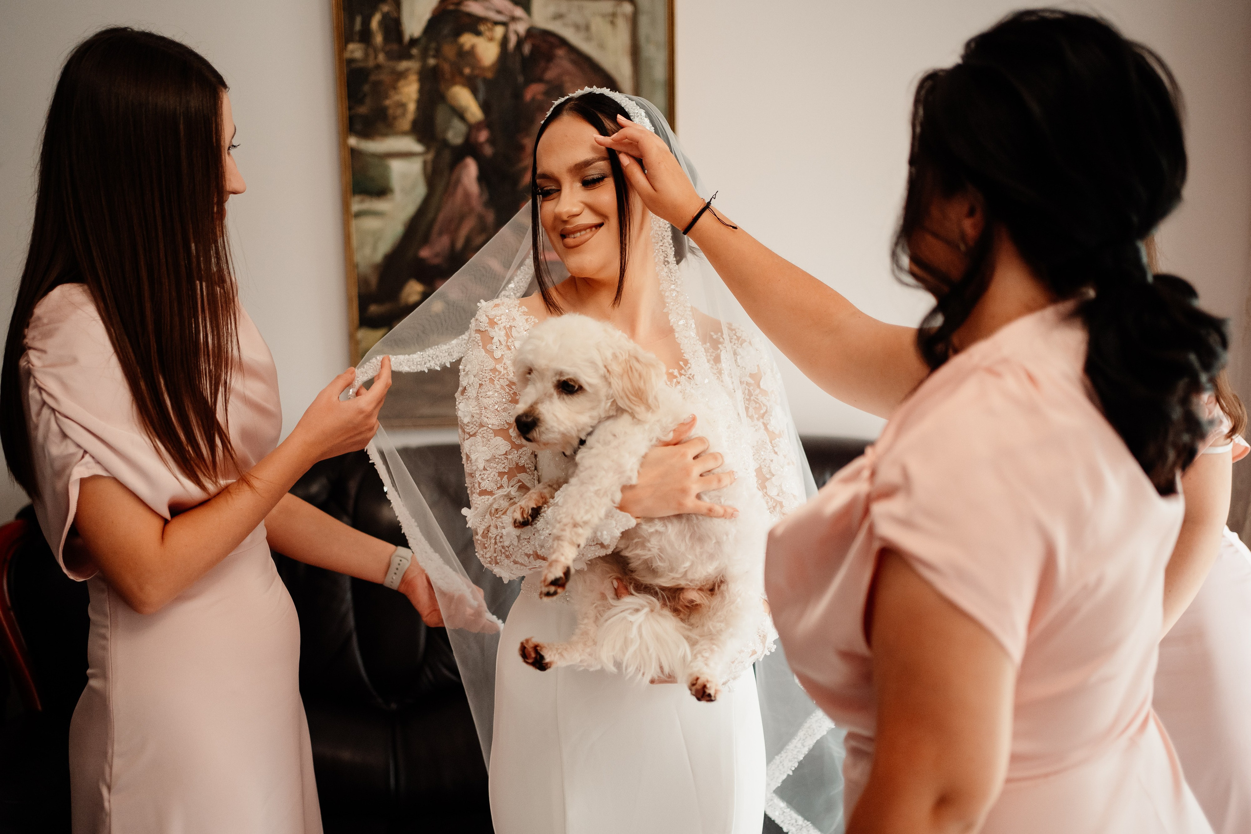 Moment emoționant între miri în ziua nunții, surprins într-un cadru natural și romantic, la Reina Events. Fotografie de nuntă profesională, editată artistic pentru a evidenția emoția și eleganța evenimentului.