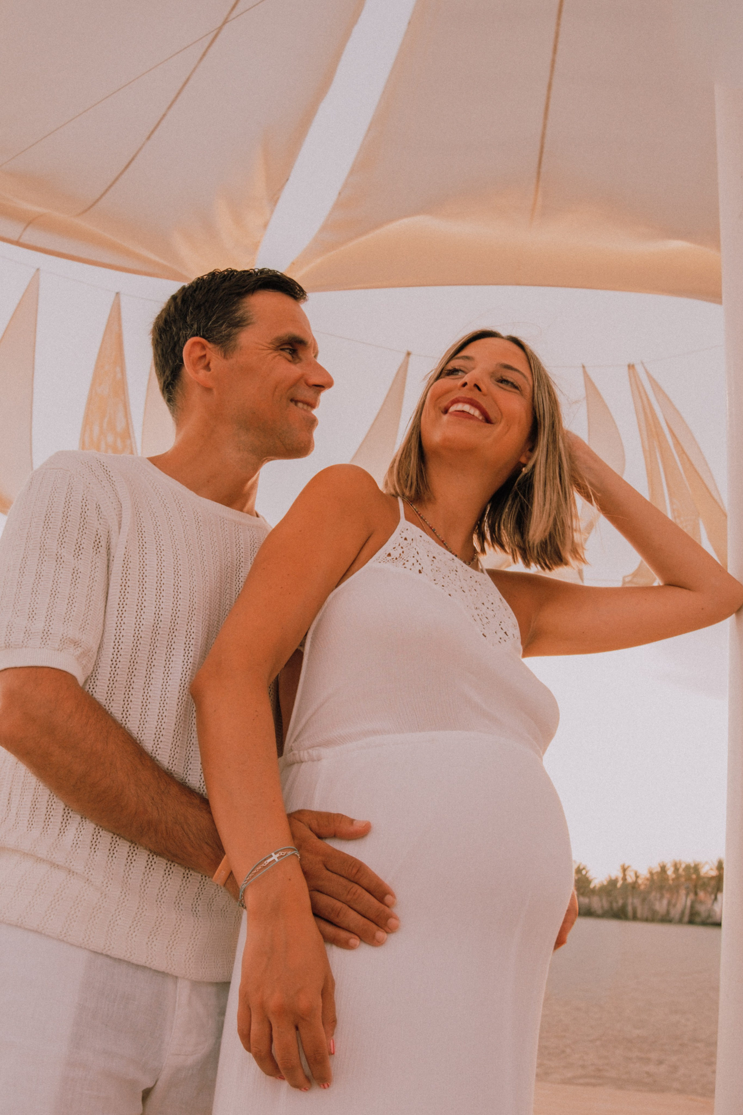 Sesión embarazo en la playa. Fotografía profesional en Calafell - Elena Medvedeva