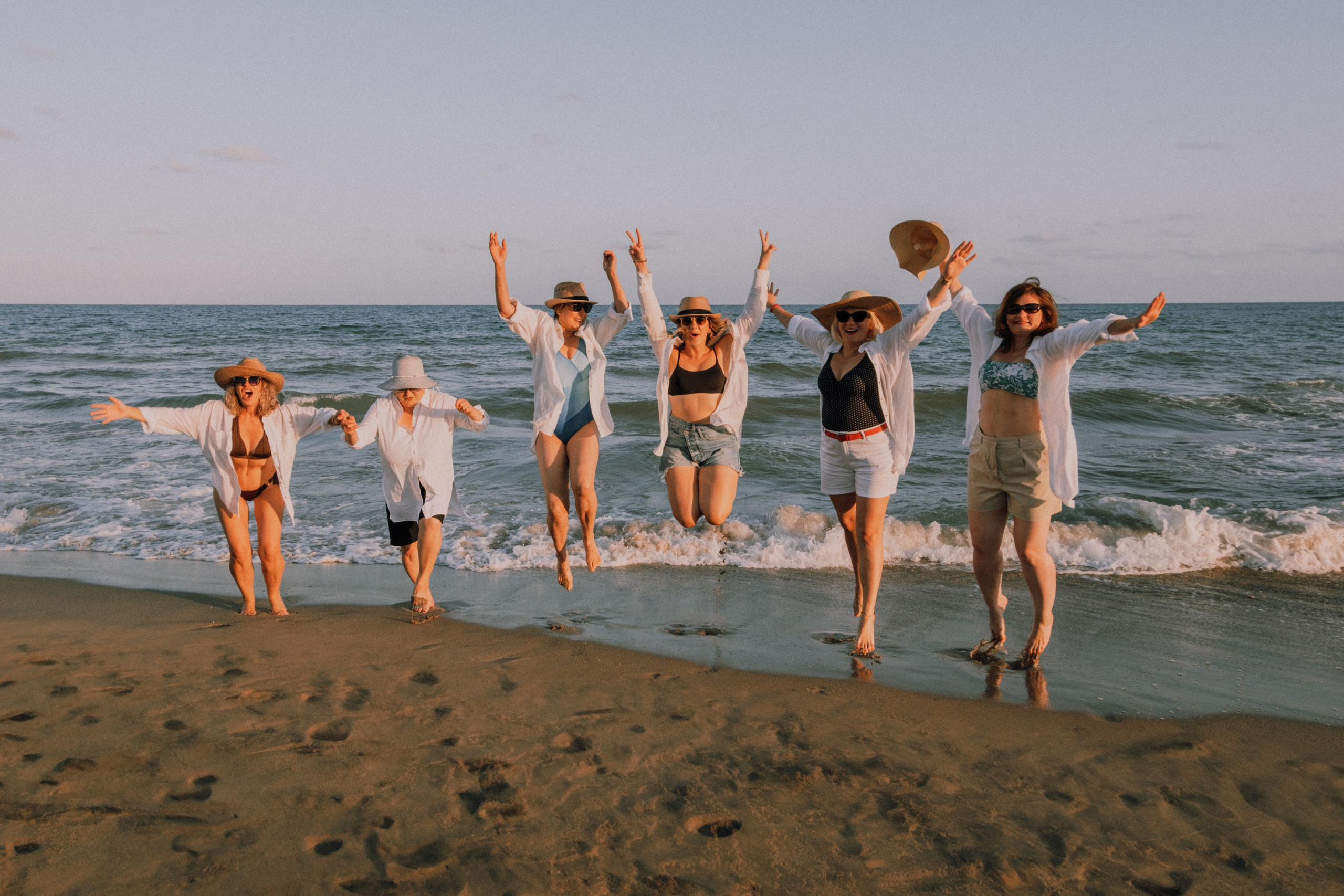 Sesión de amigas en la playa. Fotografía profesional en Calafell - Elena Medvedeva