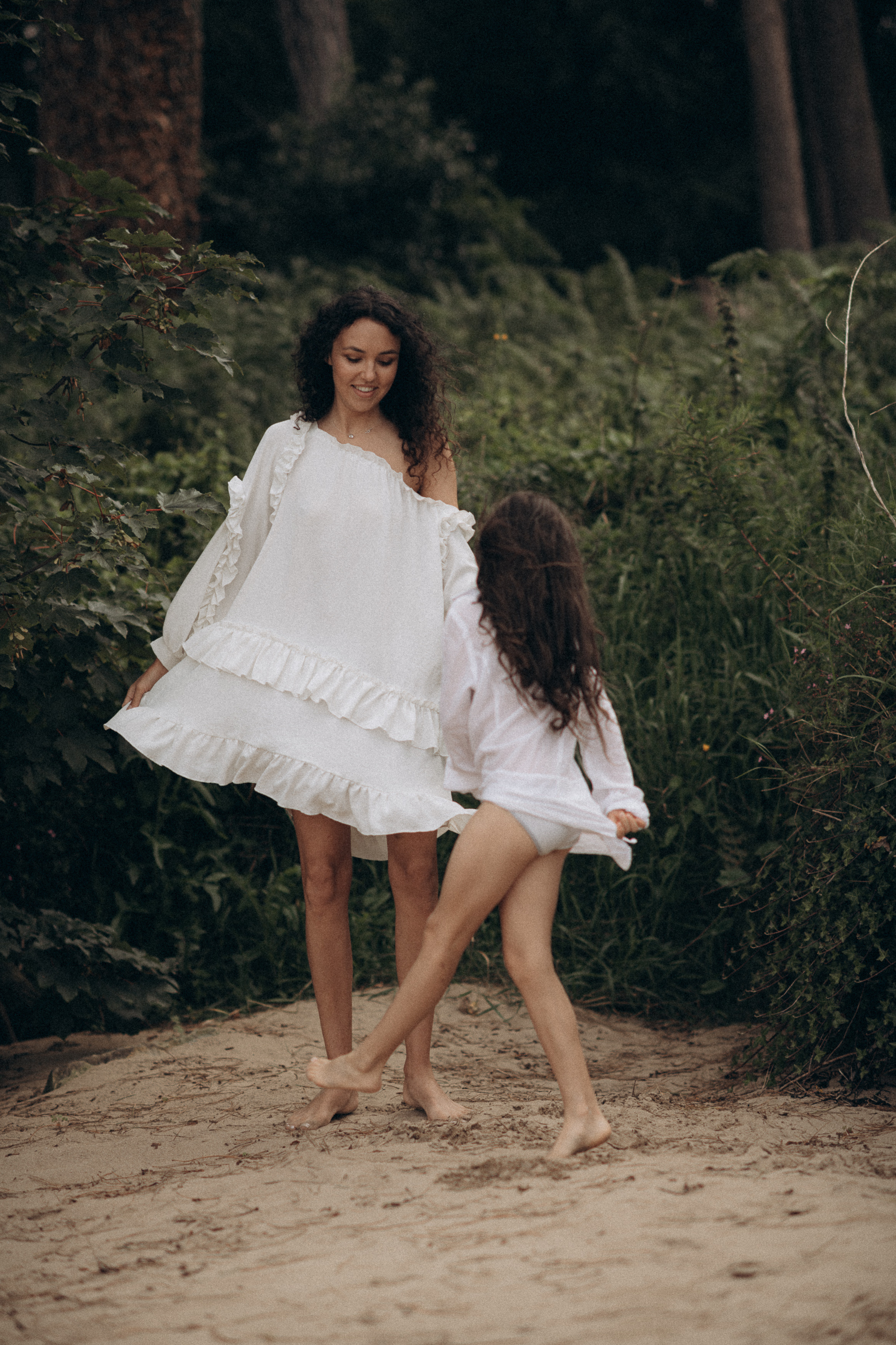 Family photoshoot on the beach in ireland. Wedding & Family photographer in County Donegal and Dublin, Ireland