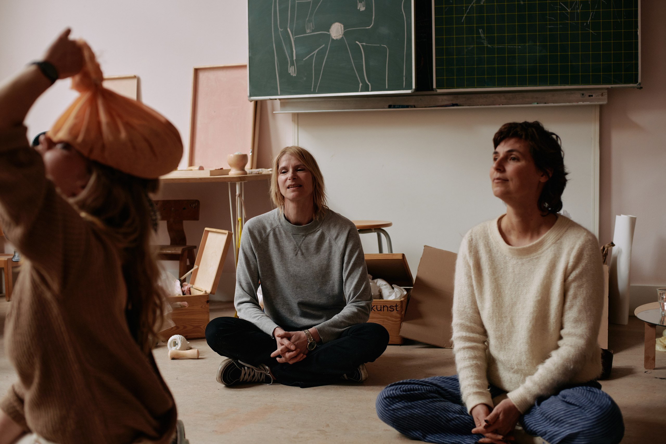 Documentation photography of workshop for Kleintjekunst. Portrait Photographer in Brussels & Amsterdam — Victoria Ushkanova