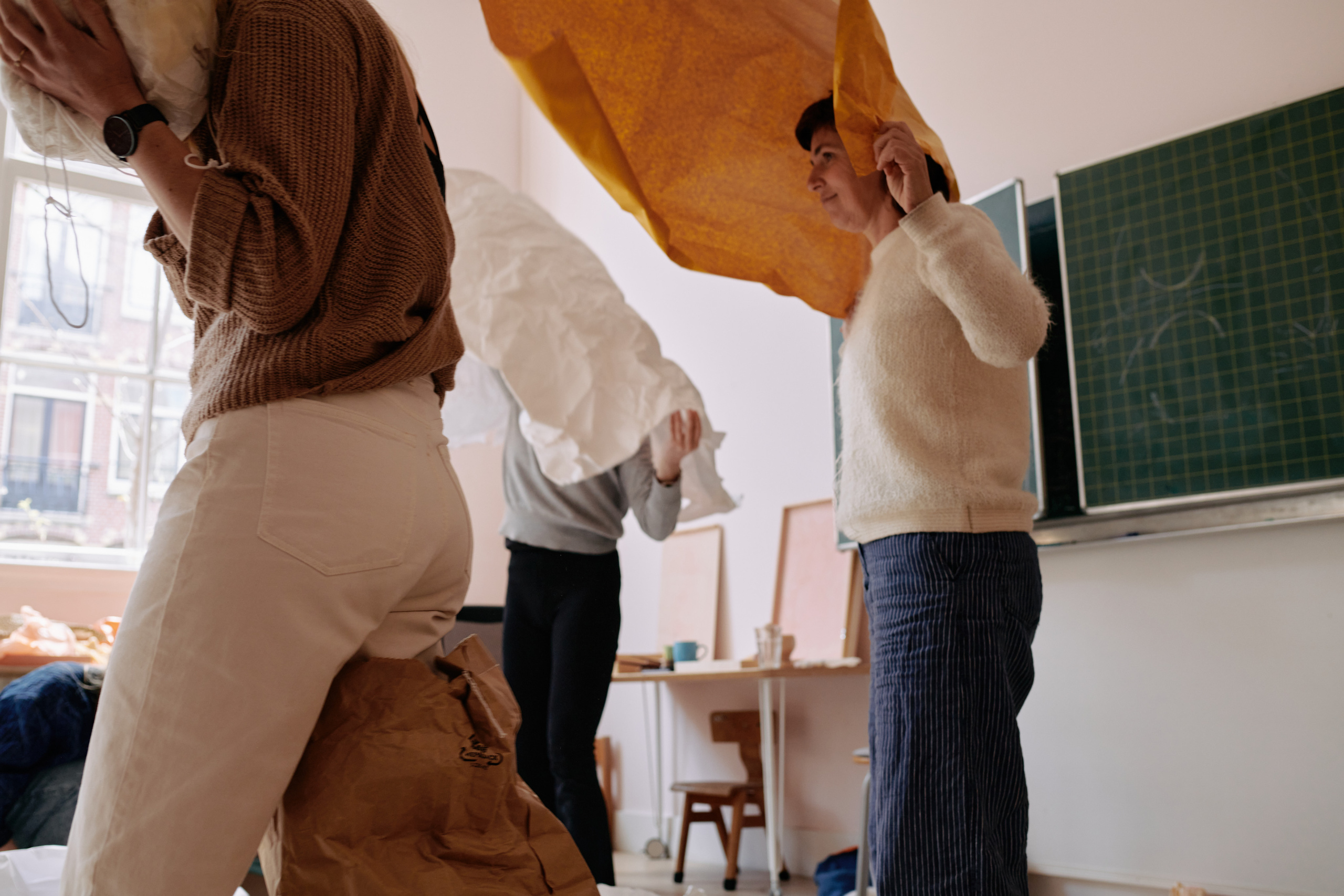 Documentation photography of workshop for Kleintjekunst. Portrait Photographer in Brussels & Amsterdam — Victoria Ushkanova