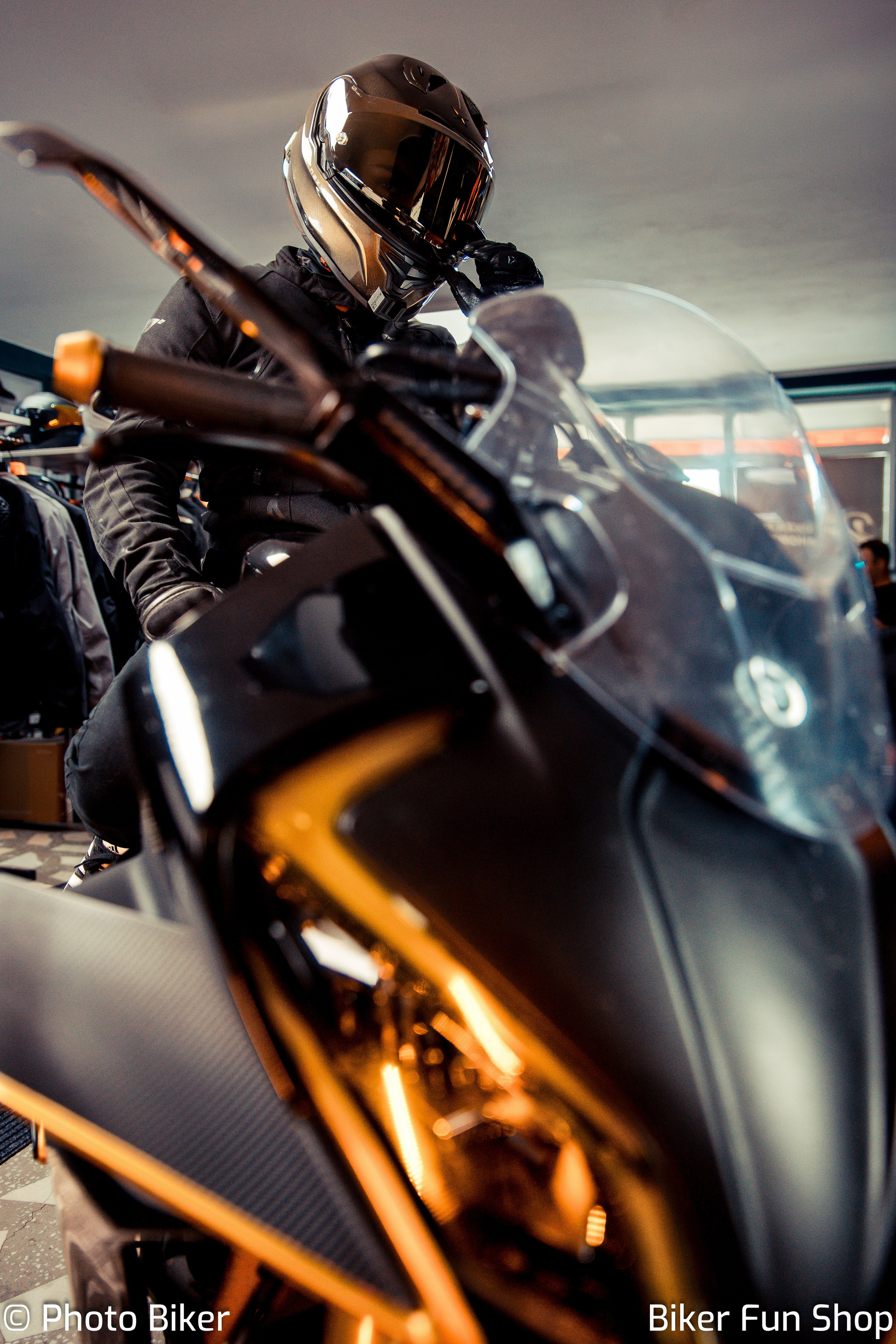 Sesiune foto magazin Biker Fun Shop. Lucian Dedeu — Fotograf