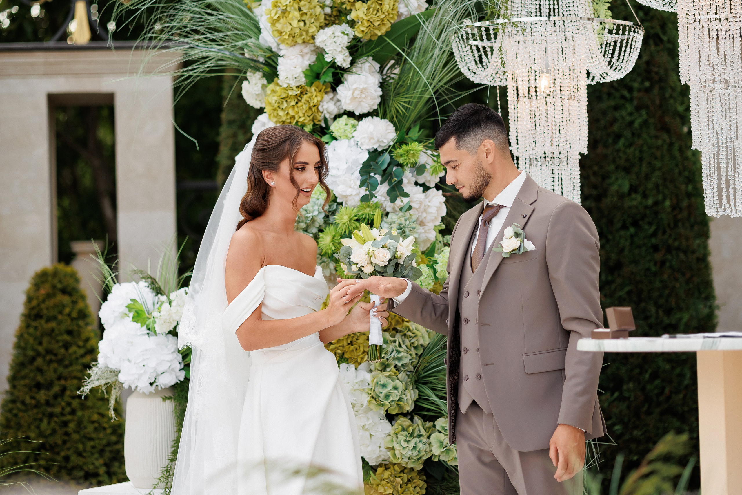 Eugen & Livia — Grand Elysee — Wedding Day. Servicii Foto și Video 067188353