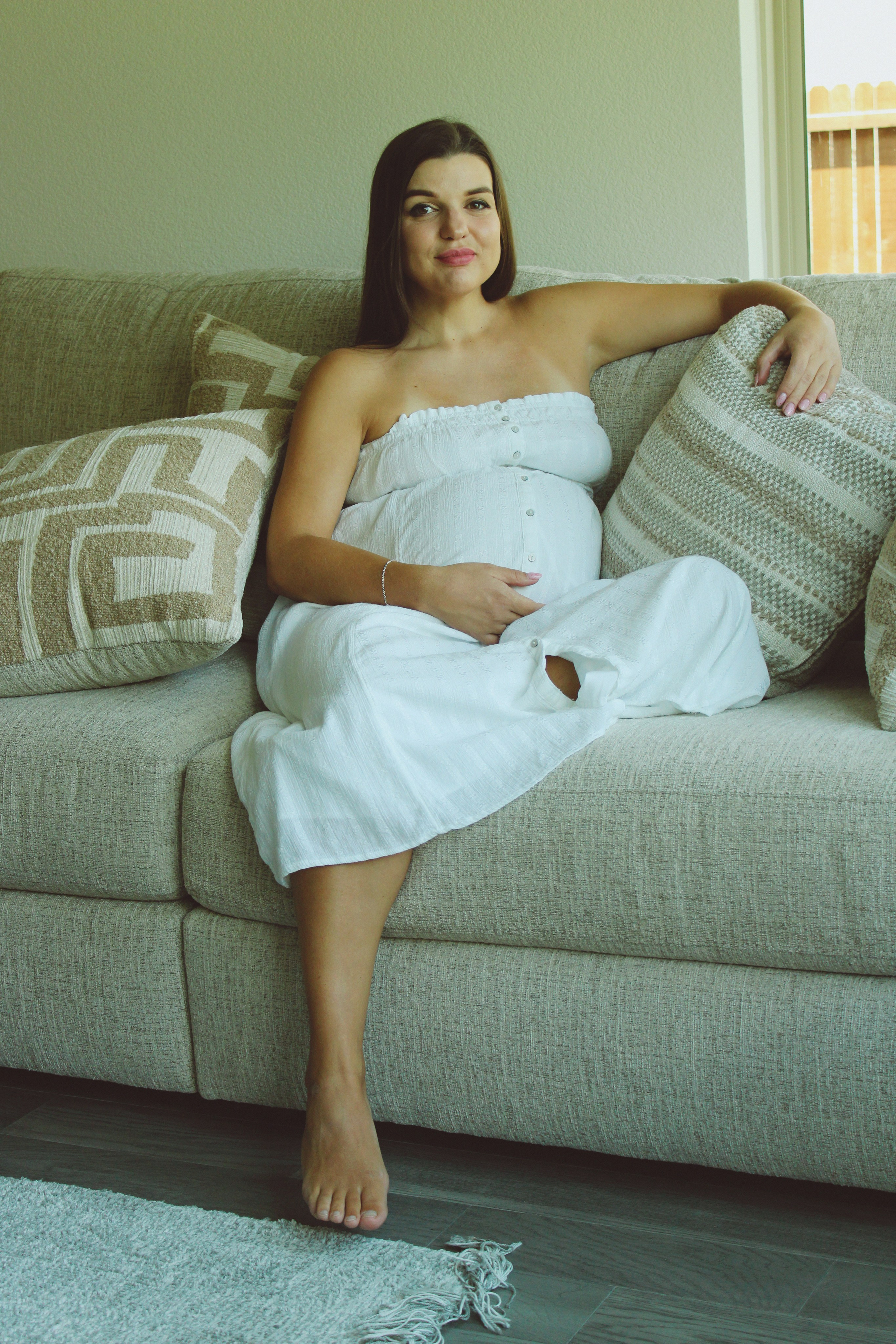 Maternity, Family & Pregnancy Photoshoot at Home. Lana Petrychenko — Portrait & Family Photographer. Valencia, Spain